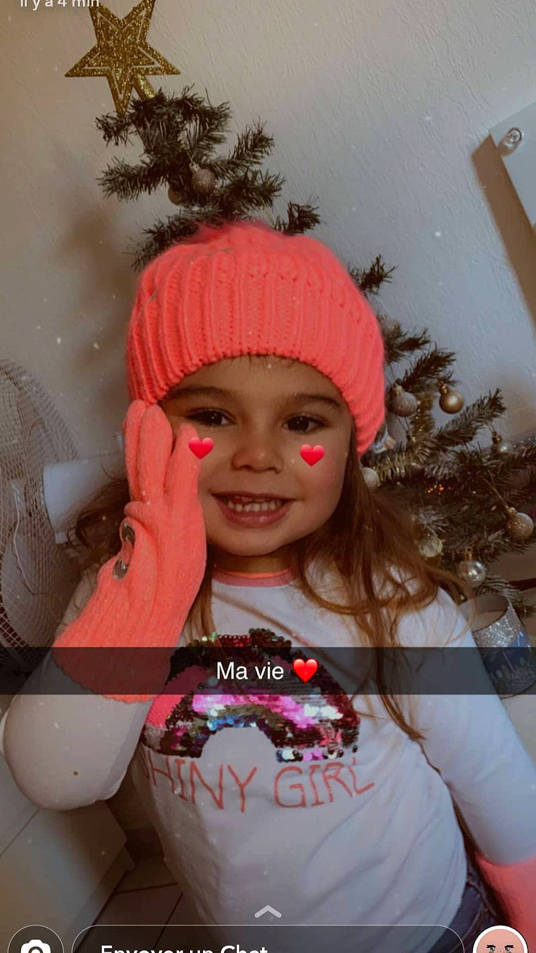 Calysta a rejoint le concours — aidez-le/la à gagner de superbes lots ! cap, child, christmas_ornament, christmas_tree, event, eye, facial_expression, fun, hairstyle, happy, headgear, headwear, holiday, holiday_ornament, joy, ornament, person, pink, smile, t_shirt