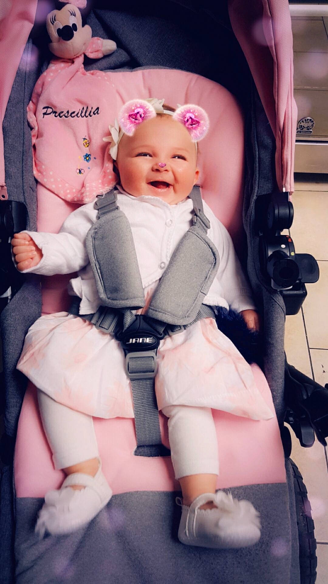 Prescillia a rejoint le concours — aidez-le/la à gagner de superbes lots ! baby, baby_carriage, baby_products, car_seat, cheek, child, leg, person, pink, product, seat_belt, skin, toddler