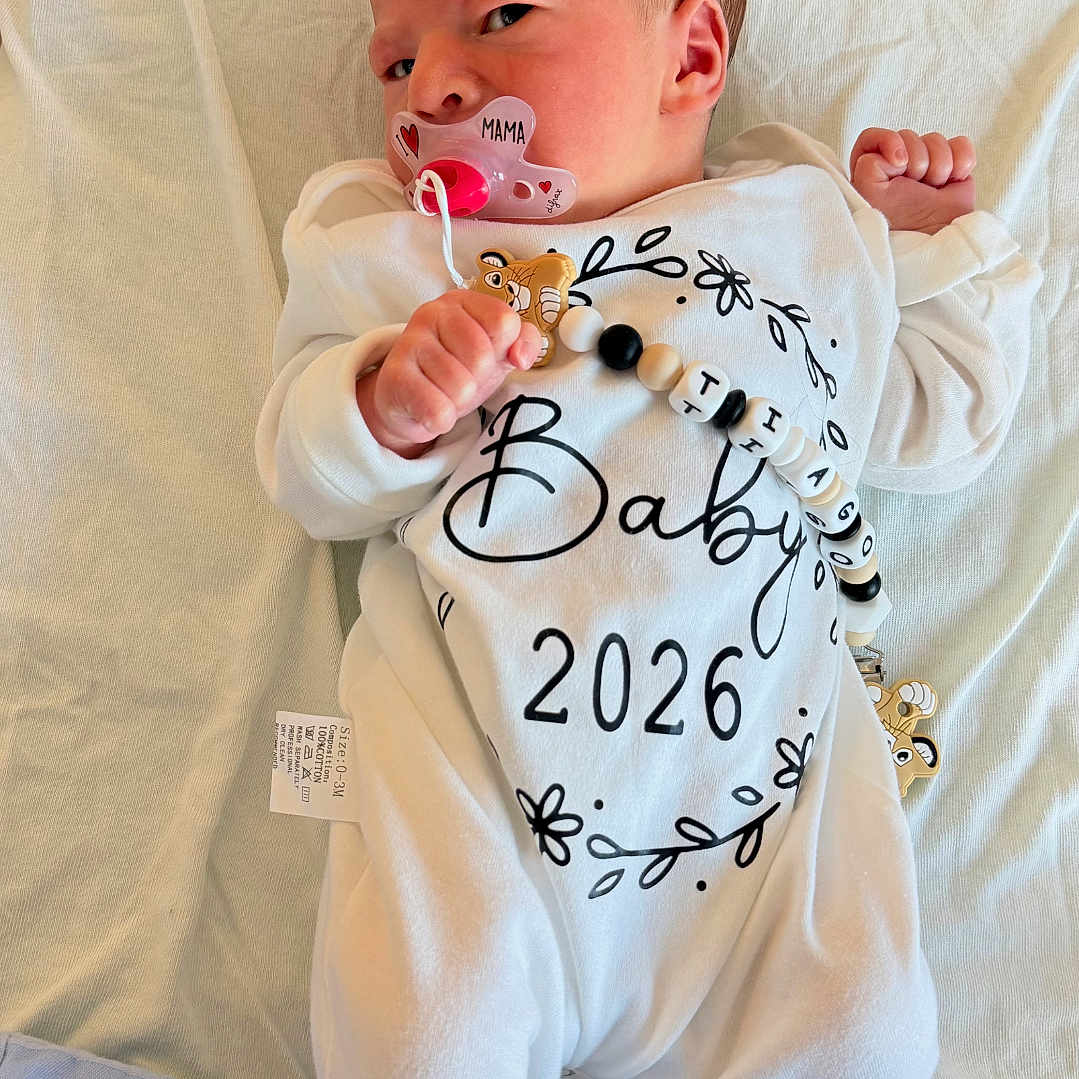 Tiago Hita Cortes a rejoint le concours — aidez-le/la à gagner de superbes lots ! baby, newborn, pacifier, onesie, blanket, toy, infant, lying_down, cute, soft, sleepwear, child, indoor, closeup, person, small, peaceful, white, pink, baby_clothes