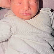 Tiago Hita Cortes participe au concours pour gagner de l'argent avec cette photo : newborn, baby, infant, sleeping, white_clothing, hand, closeup, face, resting, peaceful, soft_light, skin, portrait, cute, child, young, cozy, babywear, indoor, toddler