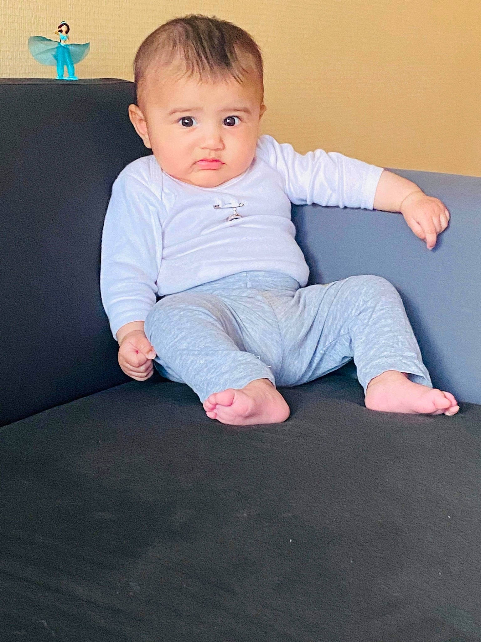 Laila a rejoint le concours — aidez-le/la à gagner de superbes lots ! baby, baby_toddler_clothing, cheek, collar, comfort, eye, finger, flash_photography, floor, flooring, hair, head, joint, leg, neck, person, shoulder, skin, sleeve, t_shirt