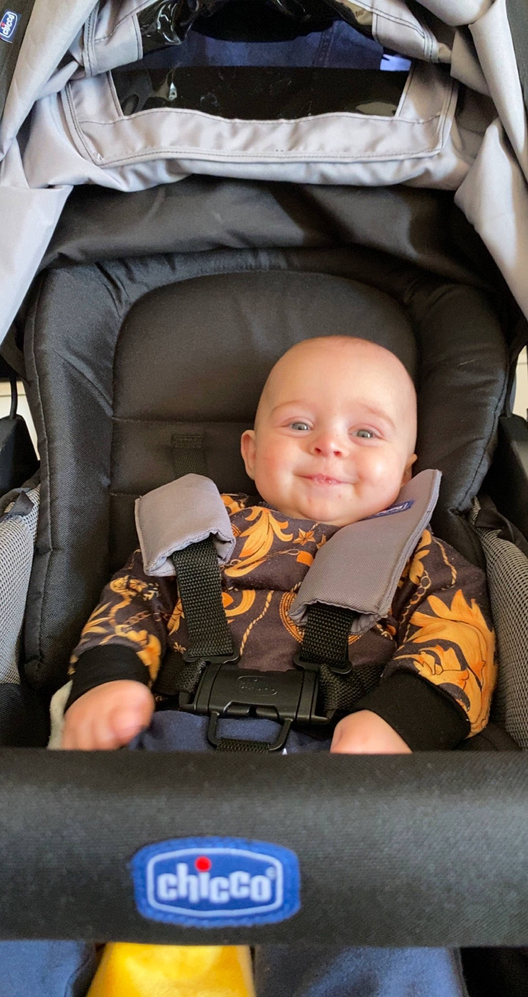Lorenzo participe au concours pour gagner de l'argent avec cette photo : auto_part, automotive_design, baby, baby_carriage, baby_products, baby_toddler_clothing, car_seat, car_seat_cover, child, comfort, face, family_car, fun, happy, head, head_restraint, joy, motor_vehicle, person, sitting