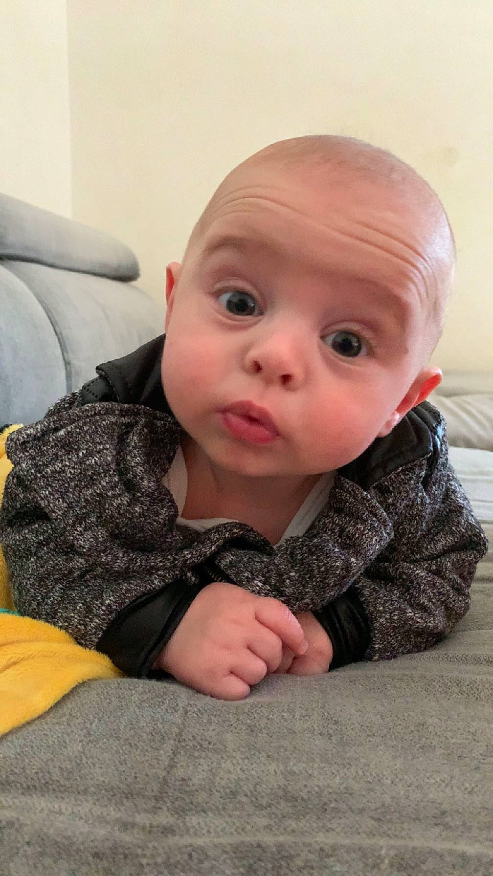 Lorenzo a rejoint le concours — aidez-le/la à gagner de superbes lots ! baby, baby_toddler_clothing, cheek, child, chin, comfort, eyelash, flooring, gesture, hardwood, linens, nose, pattern, person, sitting, skin, sleeve, surprise, thumb, toddler