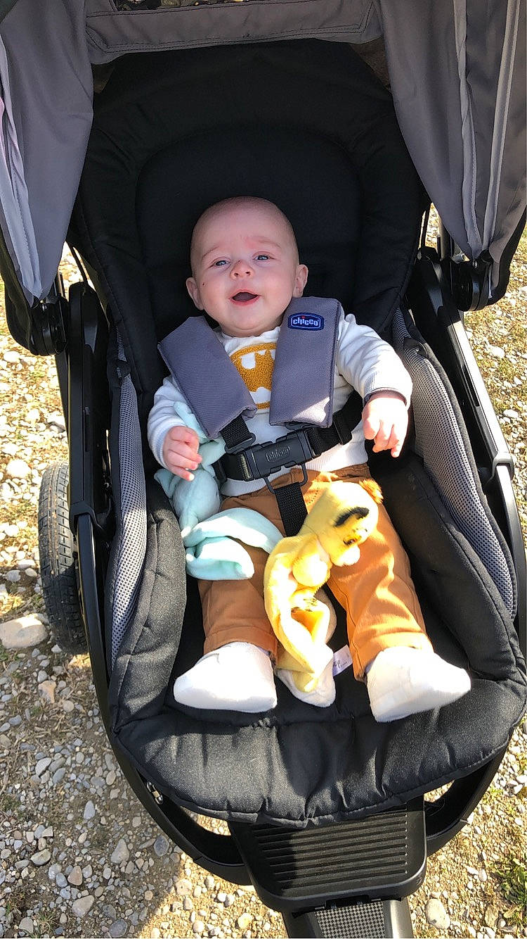 Lorenzo a rejoint le concours — aidez-le/la à gagner de superbes lots ! auto_part, baby, baby_carriage, baby_in_car_seat, baby_products, baby_safety, bag, car_seat, chair, child, comfort, fun, lap, person, seat_belt, sitting, smile, toddler, vehicle, wheel