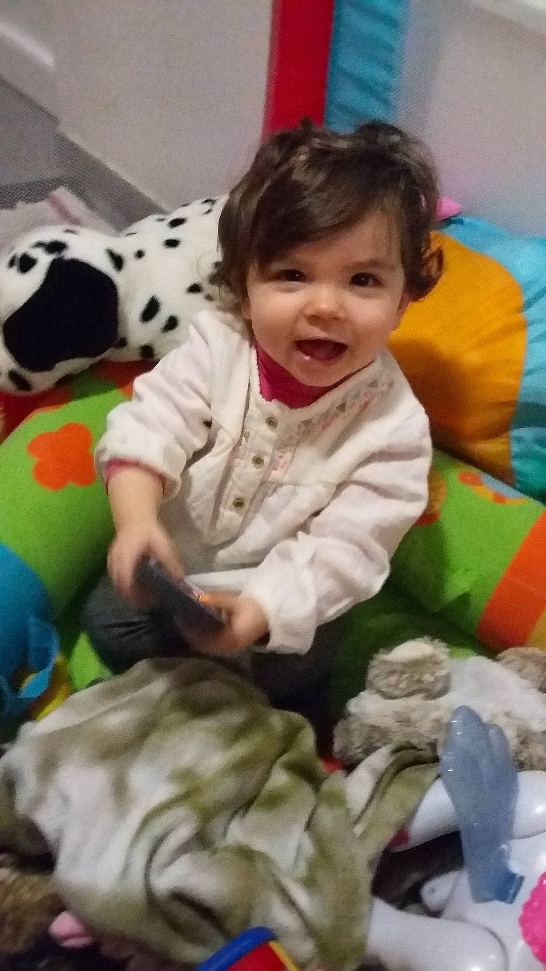 Rachel participe au concours pour gagner de l'argent avec cette photo : carnivoran, child, day, dog_like_mammal, fun, girl, infant, mammal, nap, person, play, product, skin, toddler, toy, vertebrate