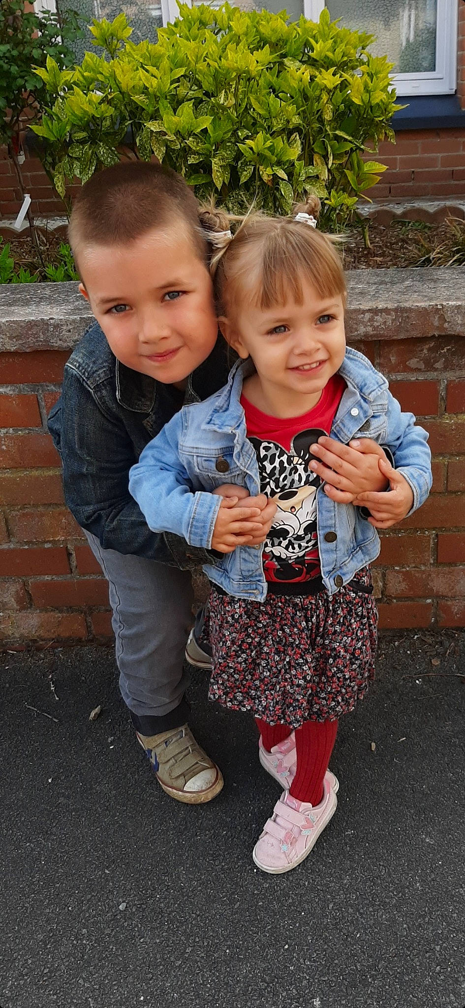 Lea participe au concours pour gagner de l'argent avec cette photo : clothing, face, facial_expression, footwear, gesture, grass, hair, hairstyle, hand, happy, head, joy, leaf, leg, organ, outerwear, person, plant, shoe, sleeve