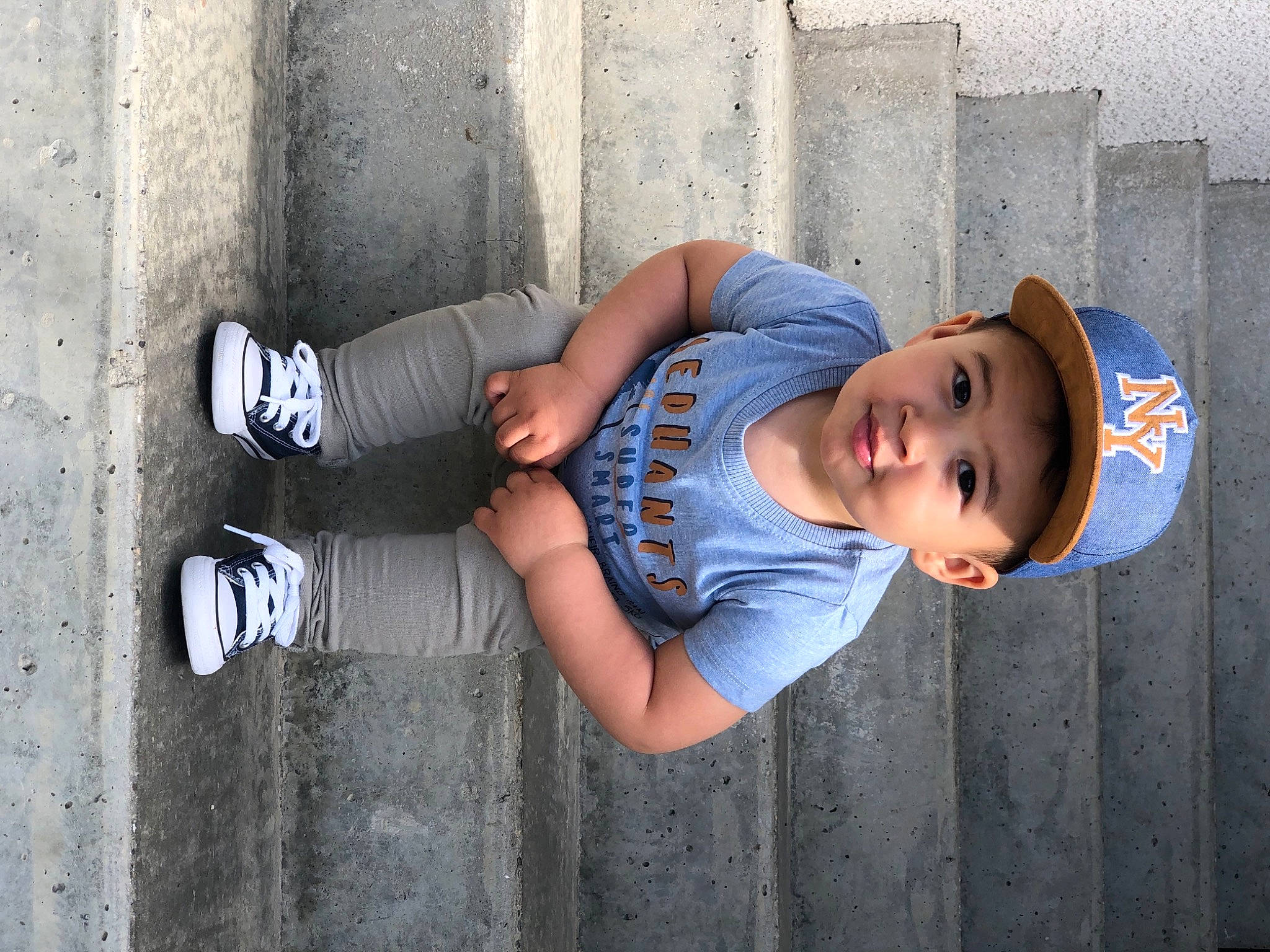 Marcel a rejoint le concours — aidez-le/la à gagner de superbes lots ! blue, concrete, cool, denim, elbow, electric_blue, eyewear, flash_photography, foot, hat, headwear, human_leg, joint, person, portrait_photography, shoulder, sitting, street_fashion, t_shirt, textile