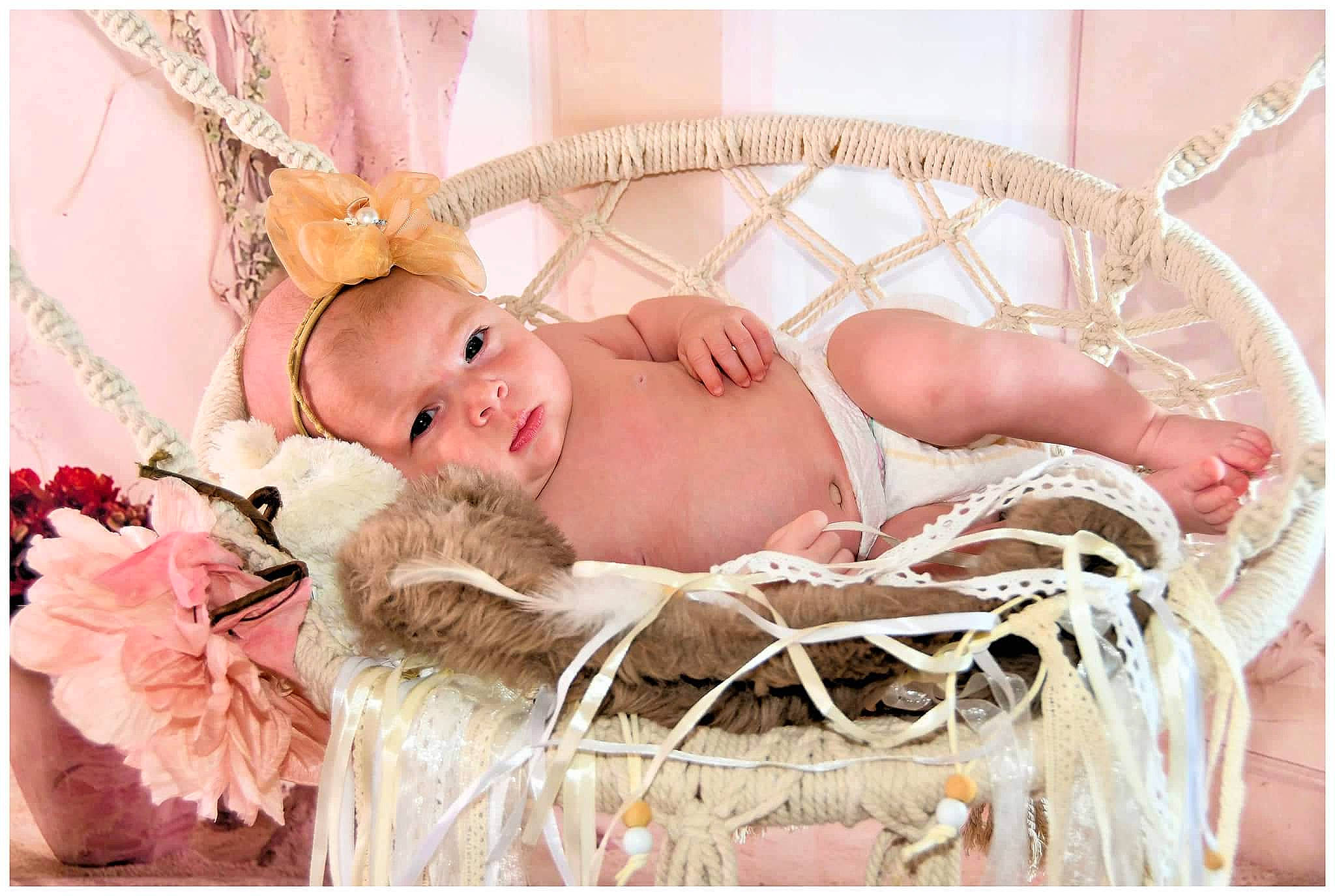 émy a rejoint le concours — aidez-le/la à gagner de superbes lots ! baby, baby_sleeping, baby_toddler_clothing, child, comfort, eyelash, fashion_accessory, flash_photography, flower, hair_accessory, happy, headband, headpiece, jewellery, pattern, person, photograph, pink, stock_photography, toddler