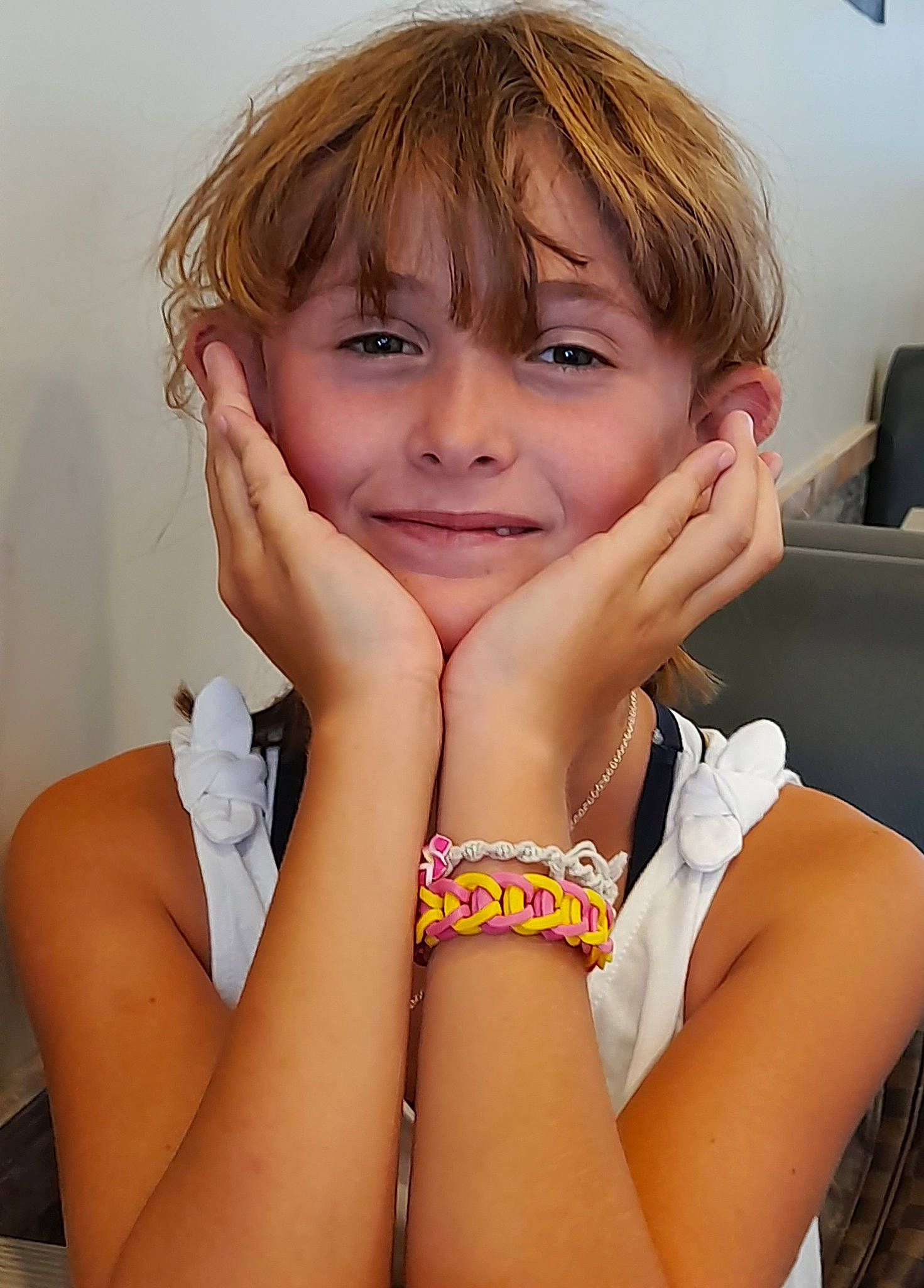 Kaly participe au concours pour gagner de l'argent avec cette photo : arm, black_hair, elbow, eyelash, finger, flash_photography, gesture, happy, human_body, joint, joy, leg, lip, mouth, muscle, neck, person, shoulder, skin, smile