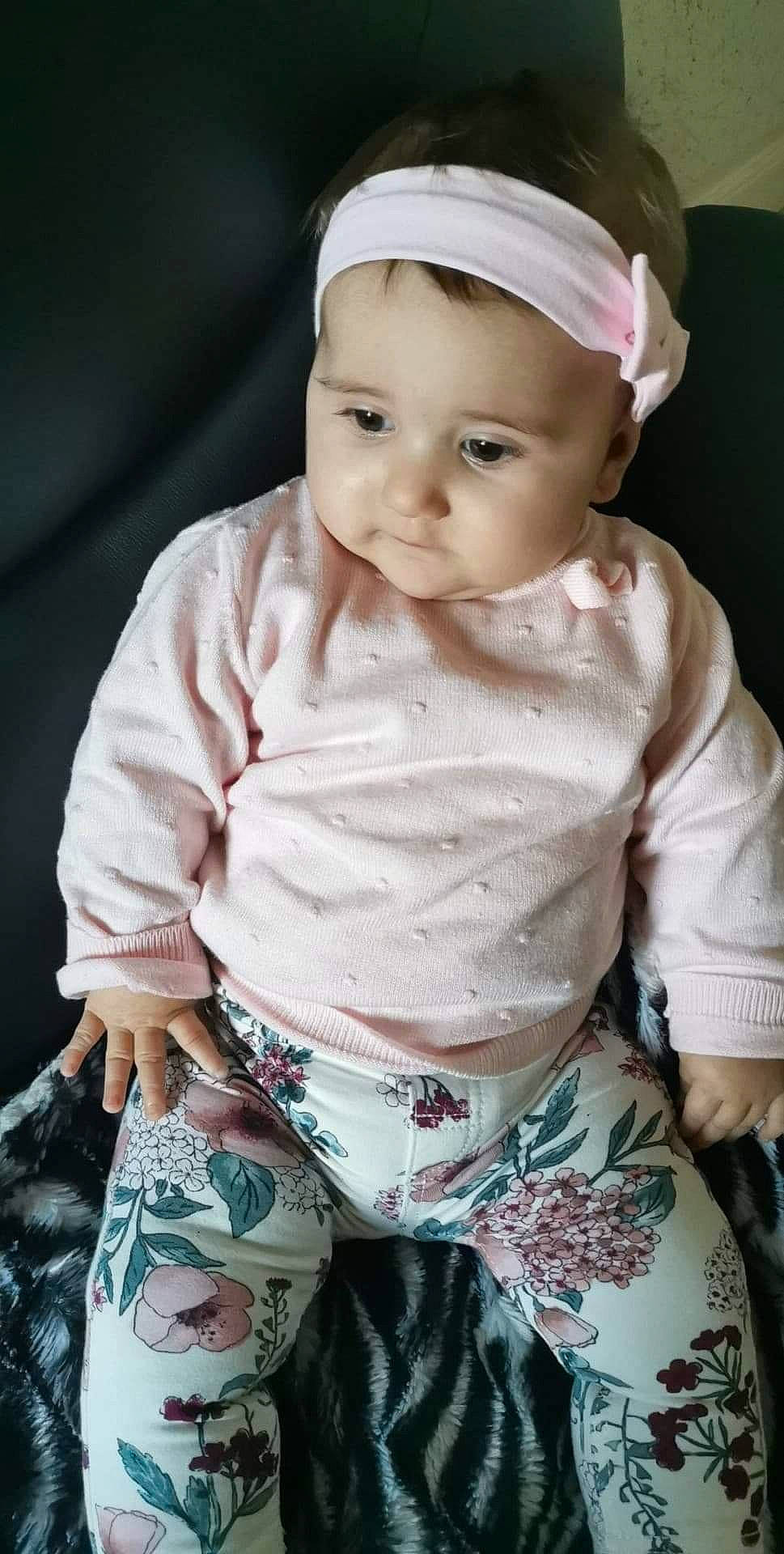 Océane participe au concours pour gagner de l'argent avec cette photo : baby, baby_products, baby_toddler_clothing, cheek, child, hair_accessory, headgear, person, product, skin, sleeve, smile, toddler