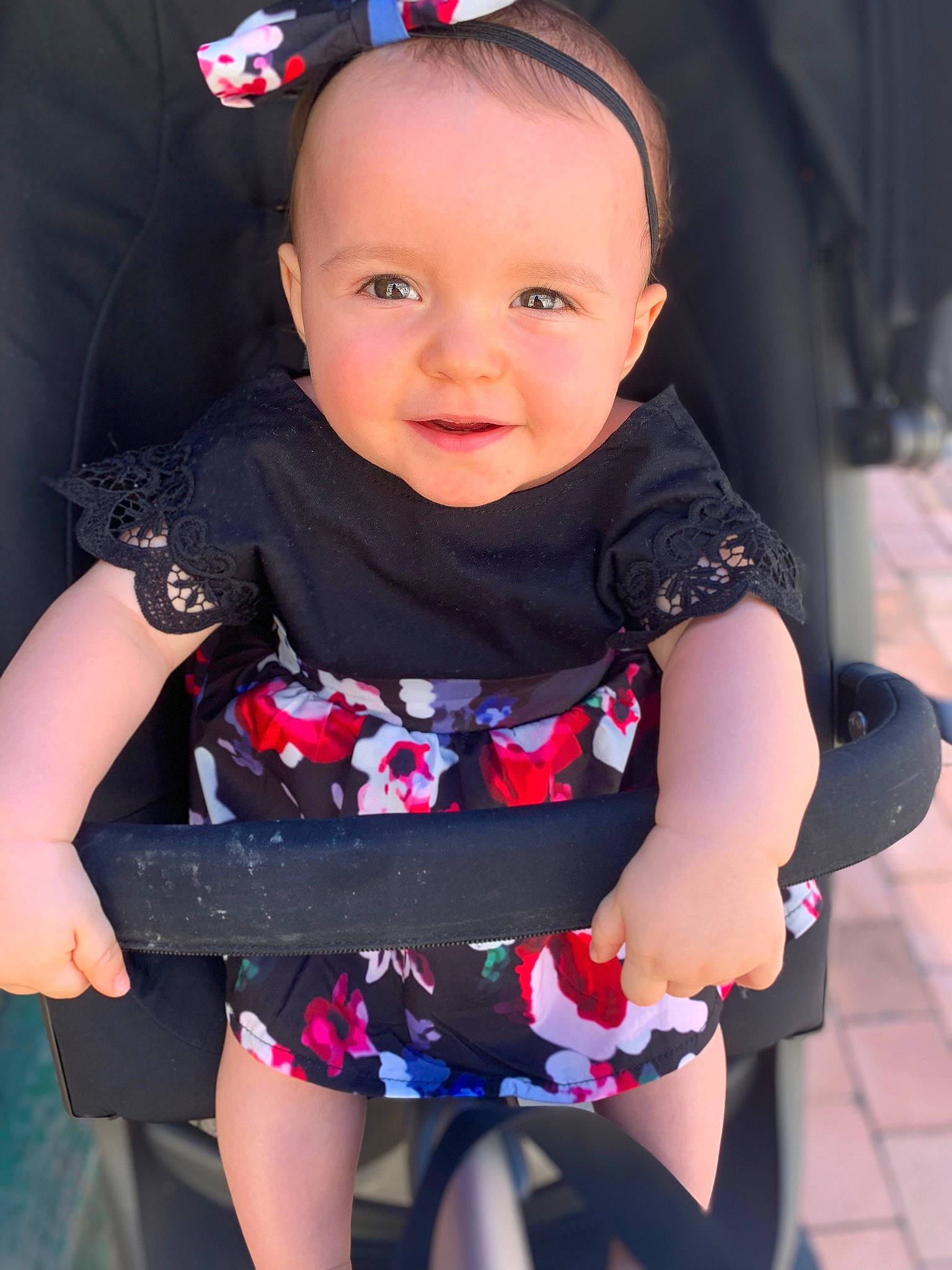 Kamila a rejoint le concours — aidez-le/la à gagner de superbes lots ! baby, baby_toddler_clothing, cheek, child, dress, eye, finger, hairstyle, happy, human_body, iris, joy, magenta, person, pink, red, skin, sleeve, smile, textile