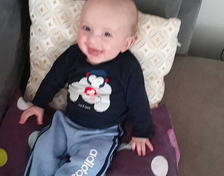 Ewenn a rejoint le concours — aidez-le/la à gagner de superbes lots ! baby, baby_products, baby_toddler_clothing, cheek, child, head, joy, person, play, product, sitting, skin, sleeve, t_shirt, toddler