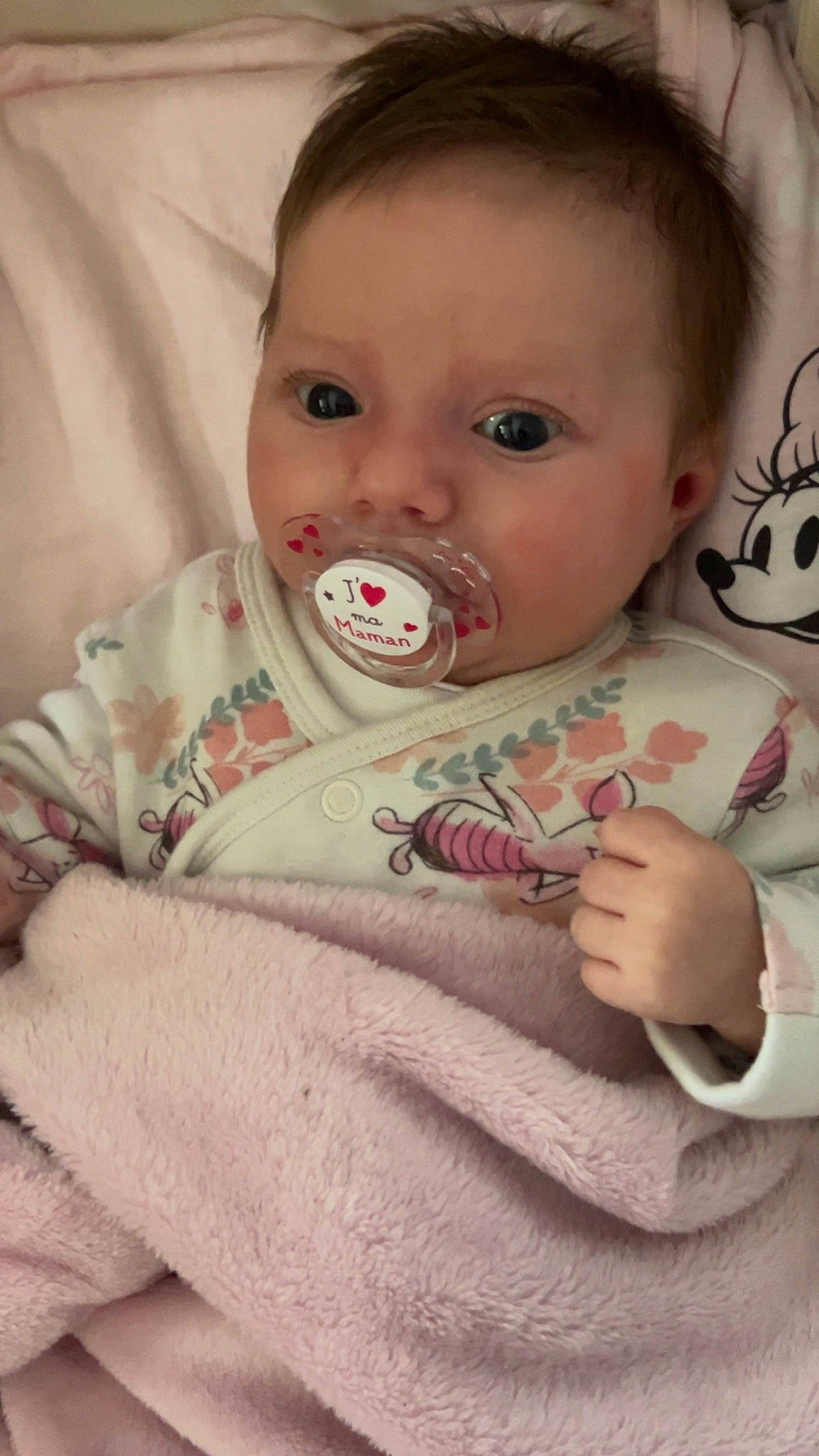 Eva participe au concours pour gagner de l'argent avec cette photo : baby, baby_toddler_clothing, cheek, child, comfort, ear, eyebrow, eyelash, face, happy, head, iris, linens, lip, mouth, nose, person, sitting, skin, sleeve