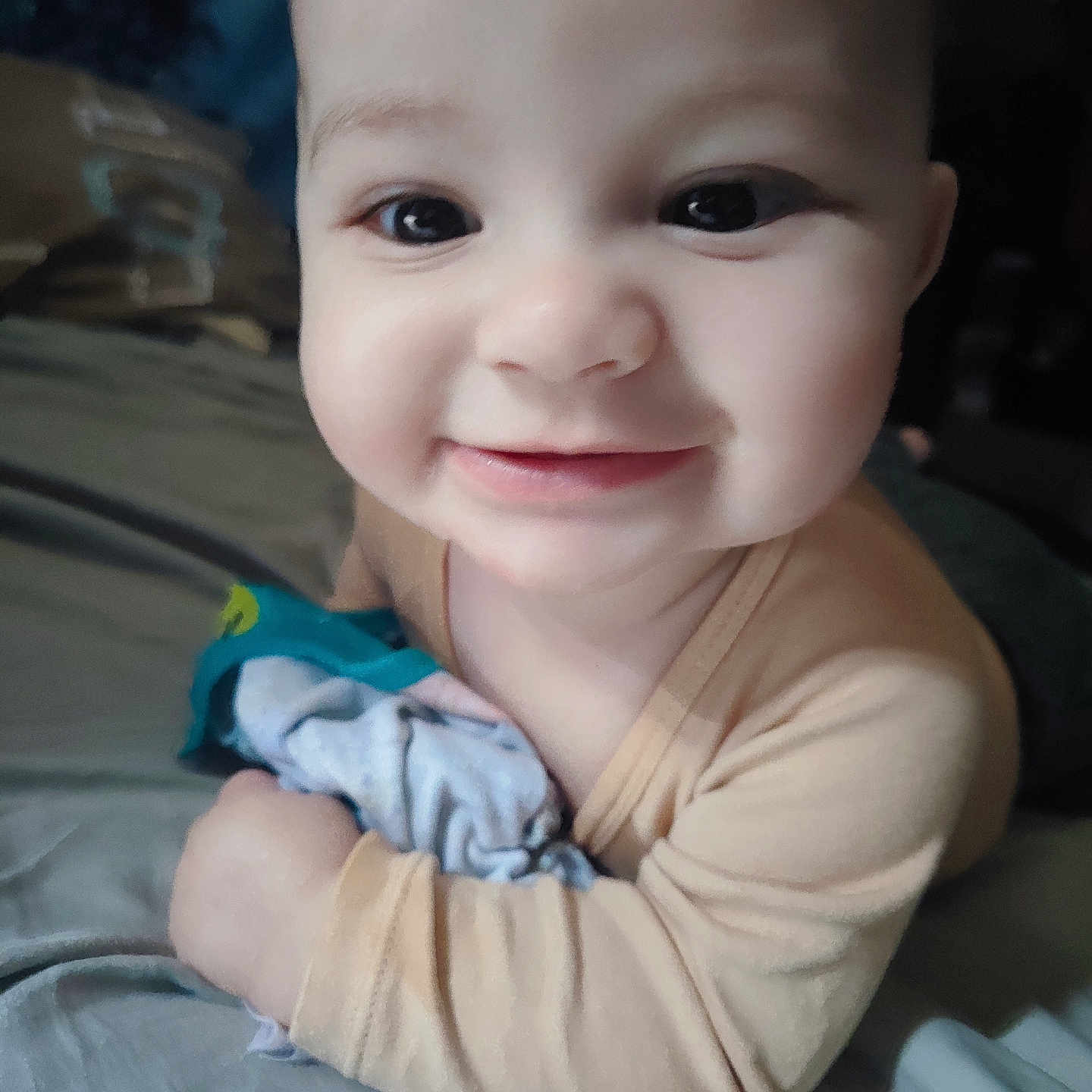 Ethan a rejoint le concours — aidez-le/la à gagner de superbes lots ! baby, bed, bedroom, bodypart, couch, cushion, face, finger, furniture, hand, happy, head, homedecor, indoors, newborn, person, photography, portrait, sitting, smile