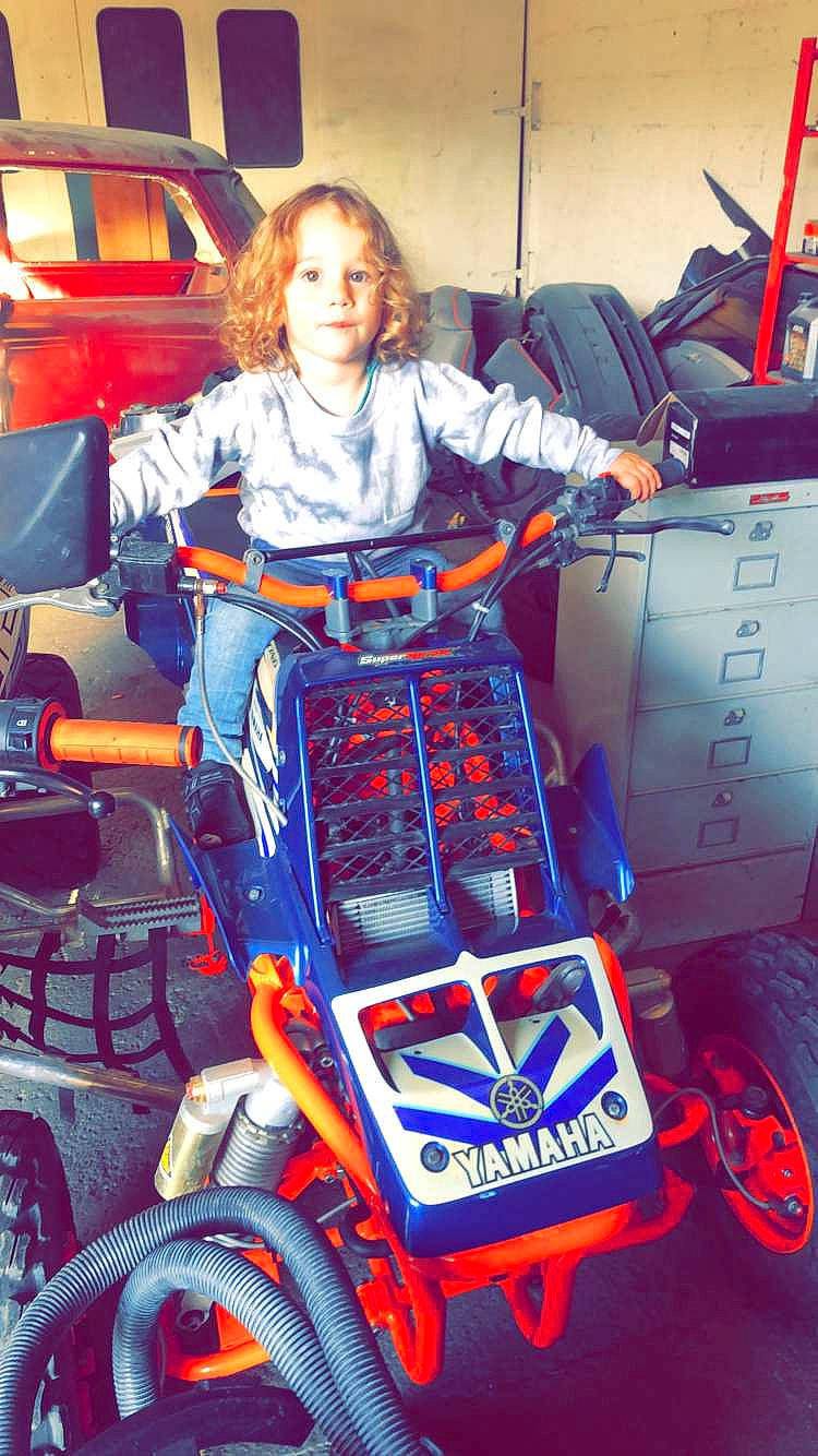 Tilyan participe au concours pour gagner de l'argent avec cette photo : auto_part, automotive_design, automotive_exterior, automotive_tire, automotive_wheel_system, electric_blue, fun, mode_of_transport, motor_vehicle, motorcycle, motorsport, person, product, racing, rim, snapshot, spoke, sprint_car_racing, tire, vehicle