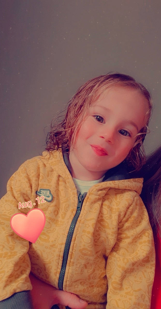 Tilyan participe au concours pour gagner de l'argent avec cette photo : cheek, chin, eye, eyebrow, face, flash_photography, gesture, happy, human_body, iris, jacket, lip, long_hair, mouth, neck, nose, outerwear, person, skin, sleeve