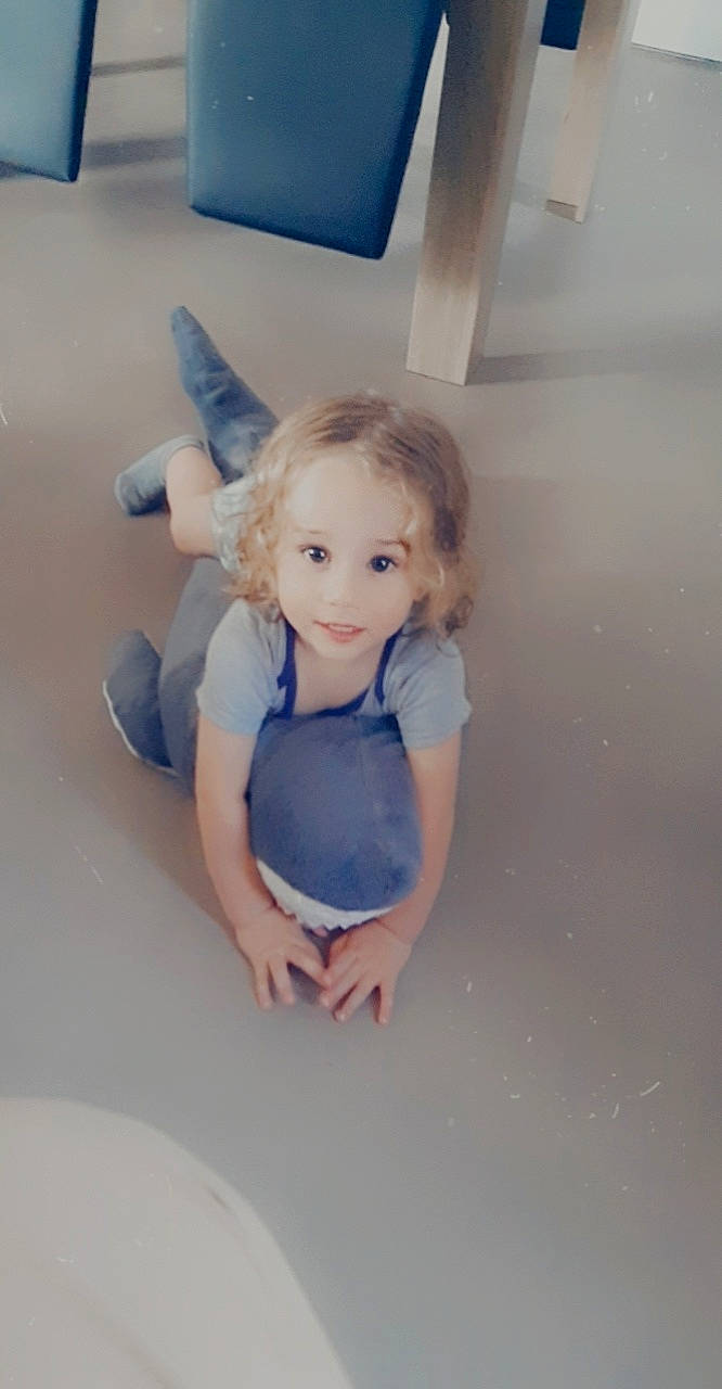 Tilyan a rejoint le concours — aidez-le/la à gagner de superbes lots ! arm, eye, face, finger, floor, flooring, fun, hairstyle, hand, human_body, iris, joint, leg, mammal, person, shoulder, skin, sleeve, textile, toy