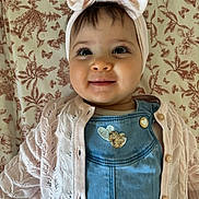 Luna participe au concours pour gagner de l'argent avec cette photo : baby, infant, child, smile, headband, bow, pink, cardigan, knitwear, denim, overalls, heart_patches, face, eyes, cute, floral_pattern, blanket, portrait, indoors, happy
