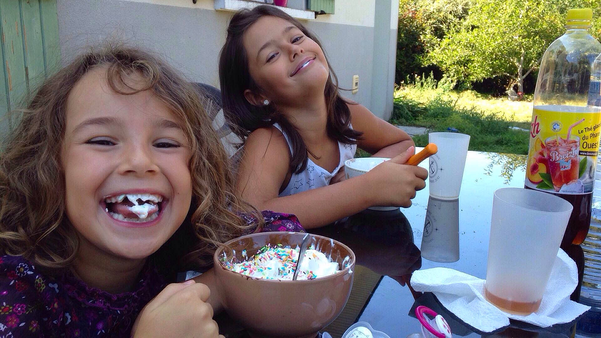 Zoé participe au concours pour gagner de l'argent avec cette photo : child, cuisine, eating, food, fun, girl, joy, lunch, meal, person, smile