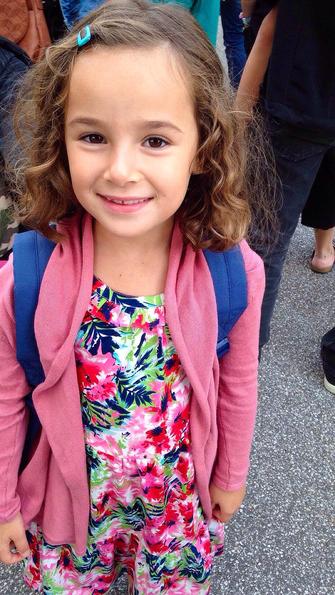 Ambre a rejoint le concours — aidez-le/la à gagner de superbes lots ! beauty, brown_hair, child, child_model, day, fashion, fun, girl, hair, hairstyle, human_hair_color, joy, long_hair, outerwear, person, pink, product, skin, smile, toddler