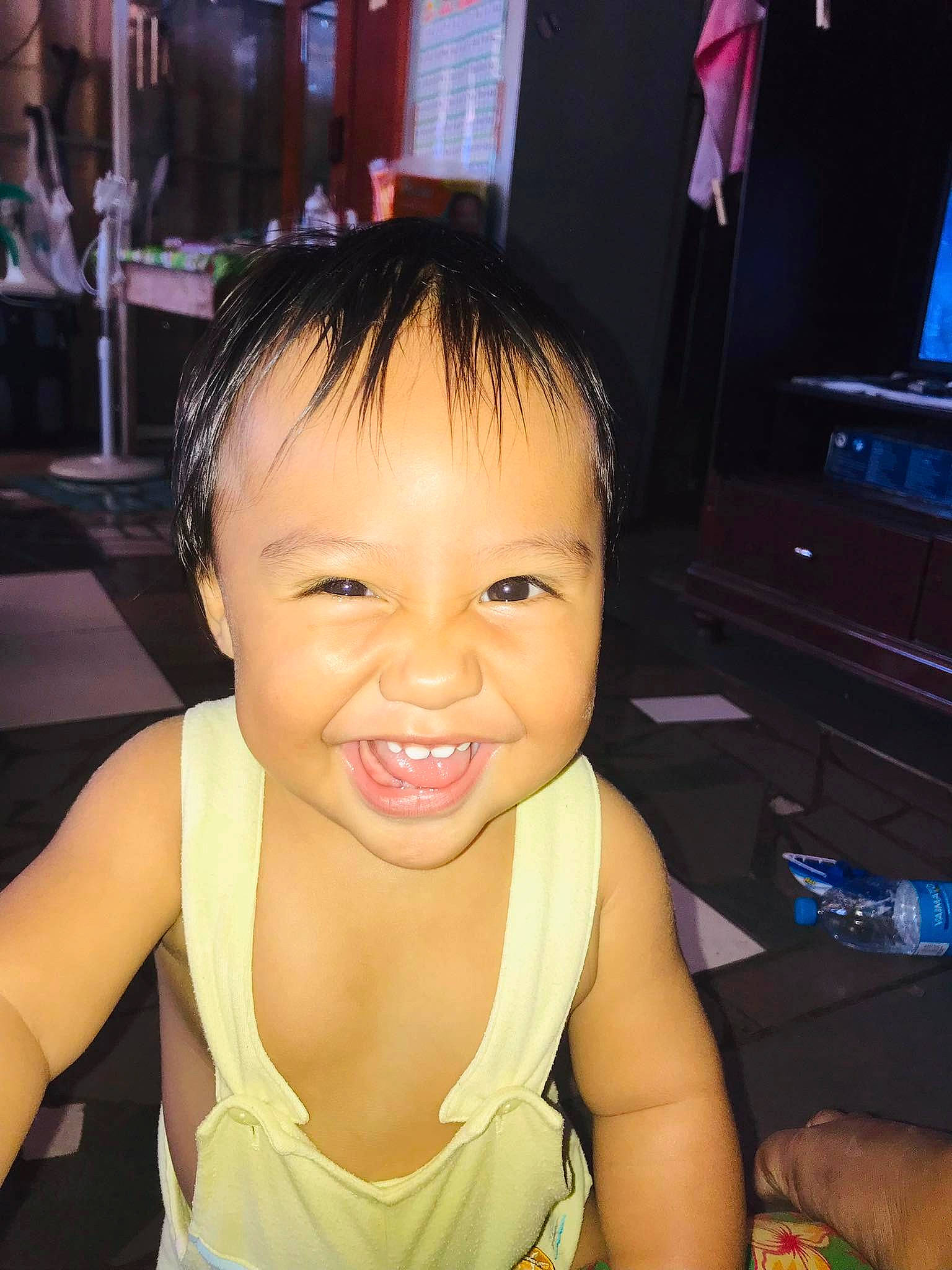 Mauri participe au concours pour gagner de l'argent avec cette photo : black_hair, cheek, chin, cool, ear, eyebrow, eyelash, facial_expression, finger, forehead, happy, iris, joy, lip, mouth, muscle, nose, person, skin, smile