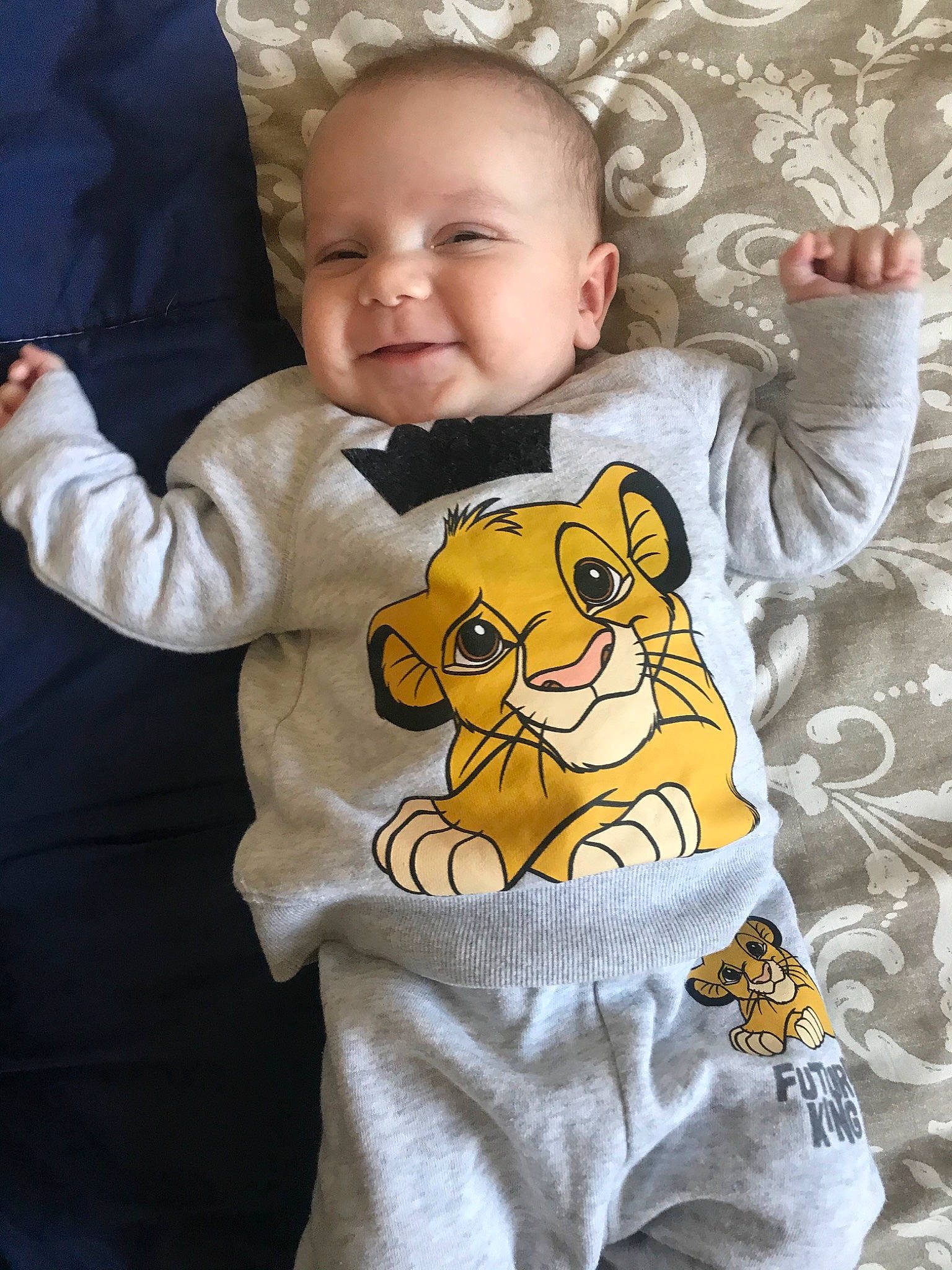Kénaël participe au concours pour gagner de l'argent avec cette photo : baby, baby_products, baby_toddler_clothing, cheek, child, male, outerwear, person, product, sleeve, t_shirt, textile, toddler, yellow