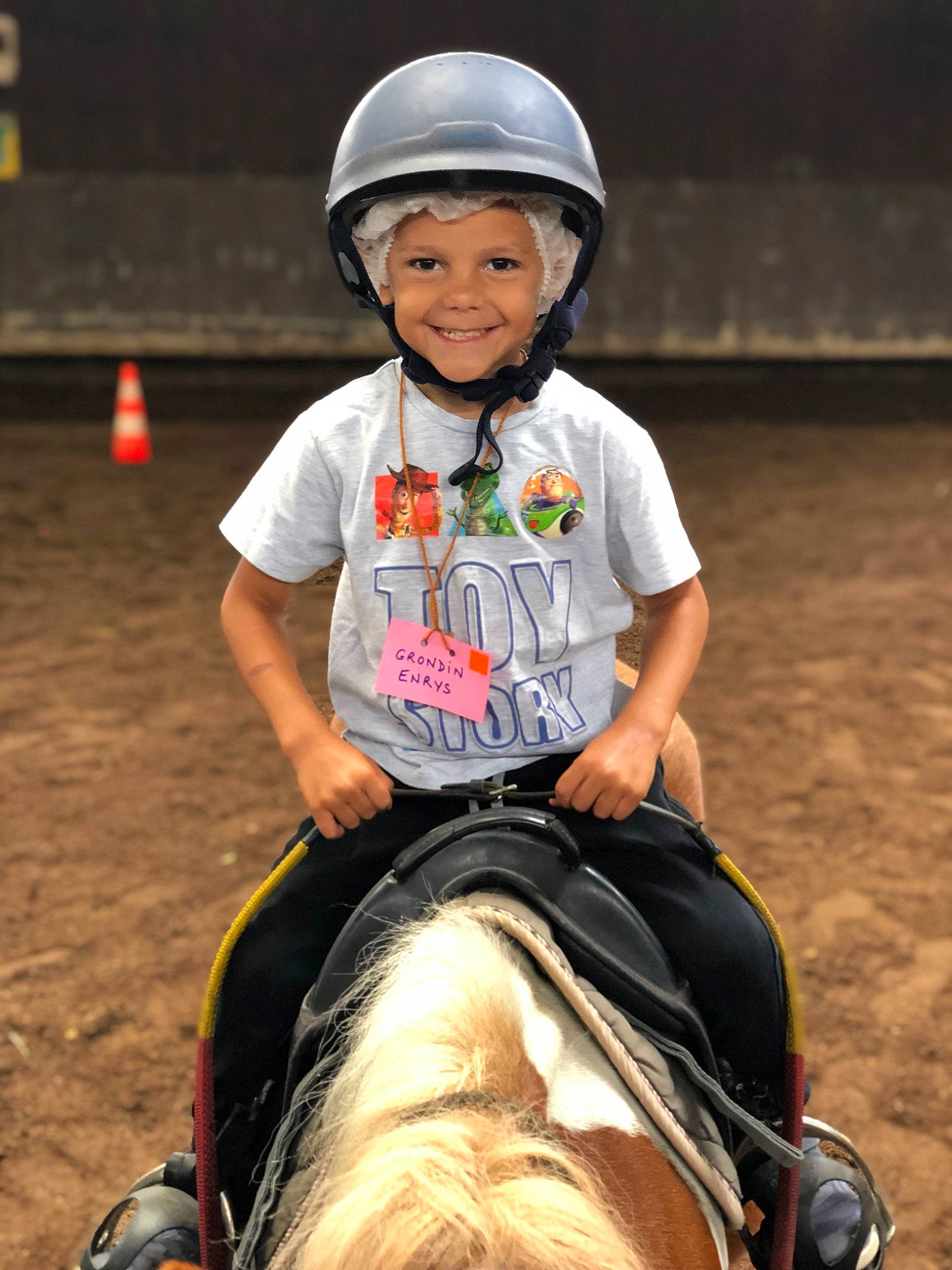 Enrys a rejoint le concours — aidez-le/la à gagner de superbes lots ! bridle, equestrian_helmet, equestrian_sport, equestrianism, happy, hat, head, headgear, headwear, helmet, horse_supplies, horse_tack, joy, mammal, outdoor_recreation, person, recreation, rein, saddle, smile