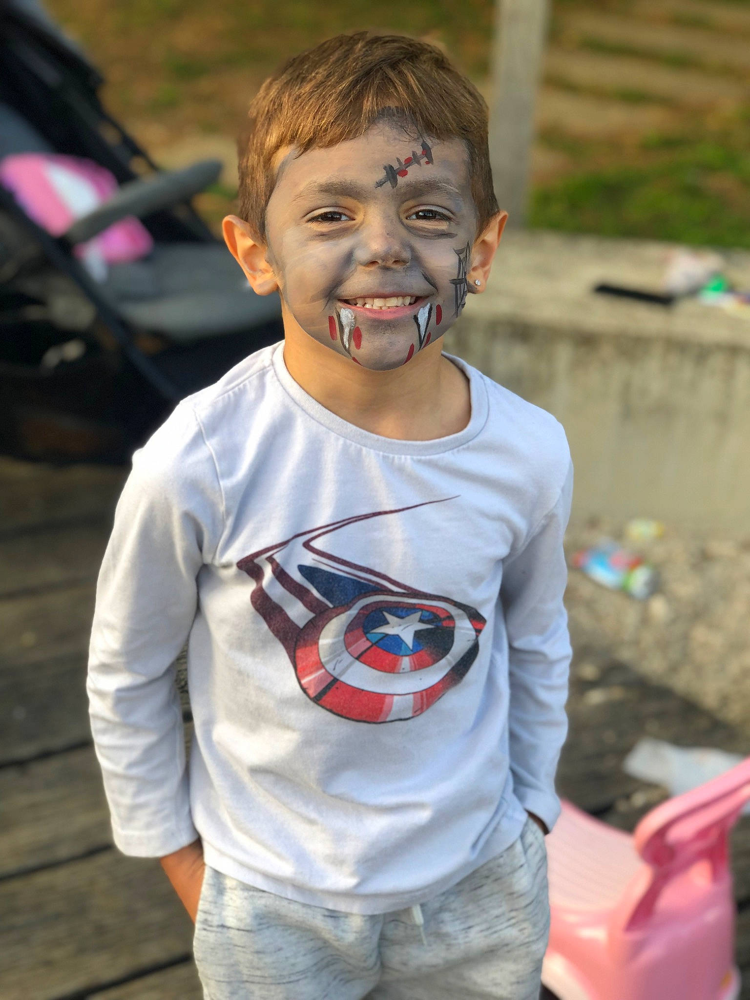 Enrys participe au concours pour gagner de l'argent avec cette photo : child, eyewear, fun, happy, joy, leisure, mouth, person, personal_protective_equipment, recreation, shoulder, sitting, sleeve, smile, soil, street, t_shirt, toddler, tourism, tree