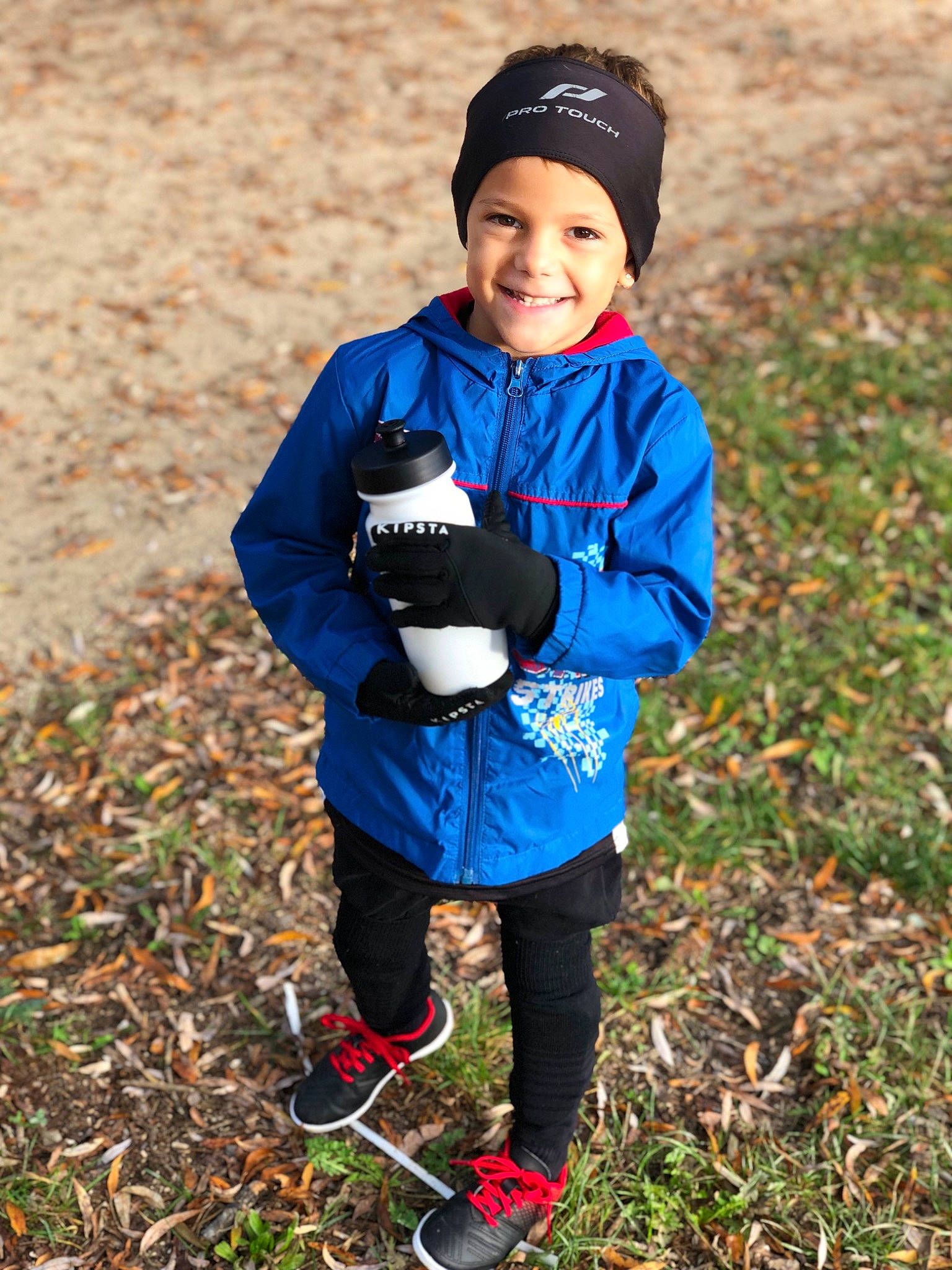 Enrys participe au concours pour gagner de l'argent avec cette photo : baseball_cap, cap, electric_blue, glove, grass, happy, headgear, headwear, jacket, joy, landscape, natural_environment, people_in_nature, person, personal_protective_equipment, plant, pumpkin, recreation, sleeve, smile