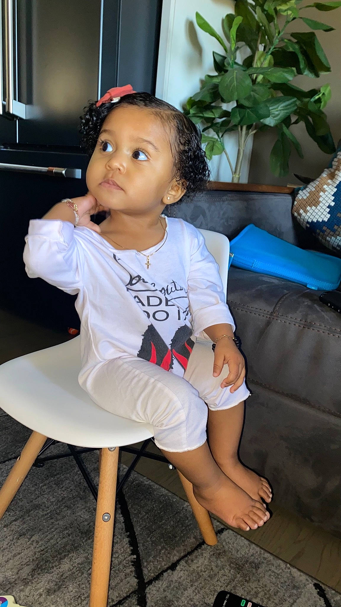 Genesis is registered to the contest to win money with this photo: baby, baby_toddler_clothing, clothing, comfort, face, flowerpot, foot, fun, happy, houseplant, human_leg, joint, knee, leg, leisure, person, sitting, t_shirt, thigh, toddler