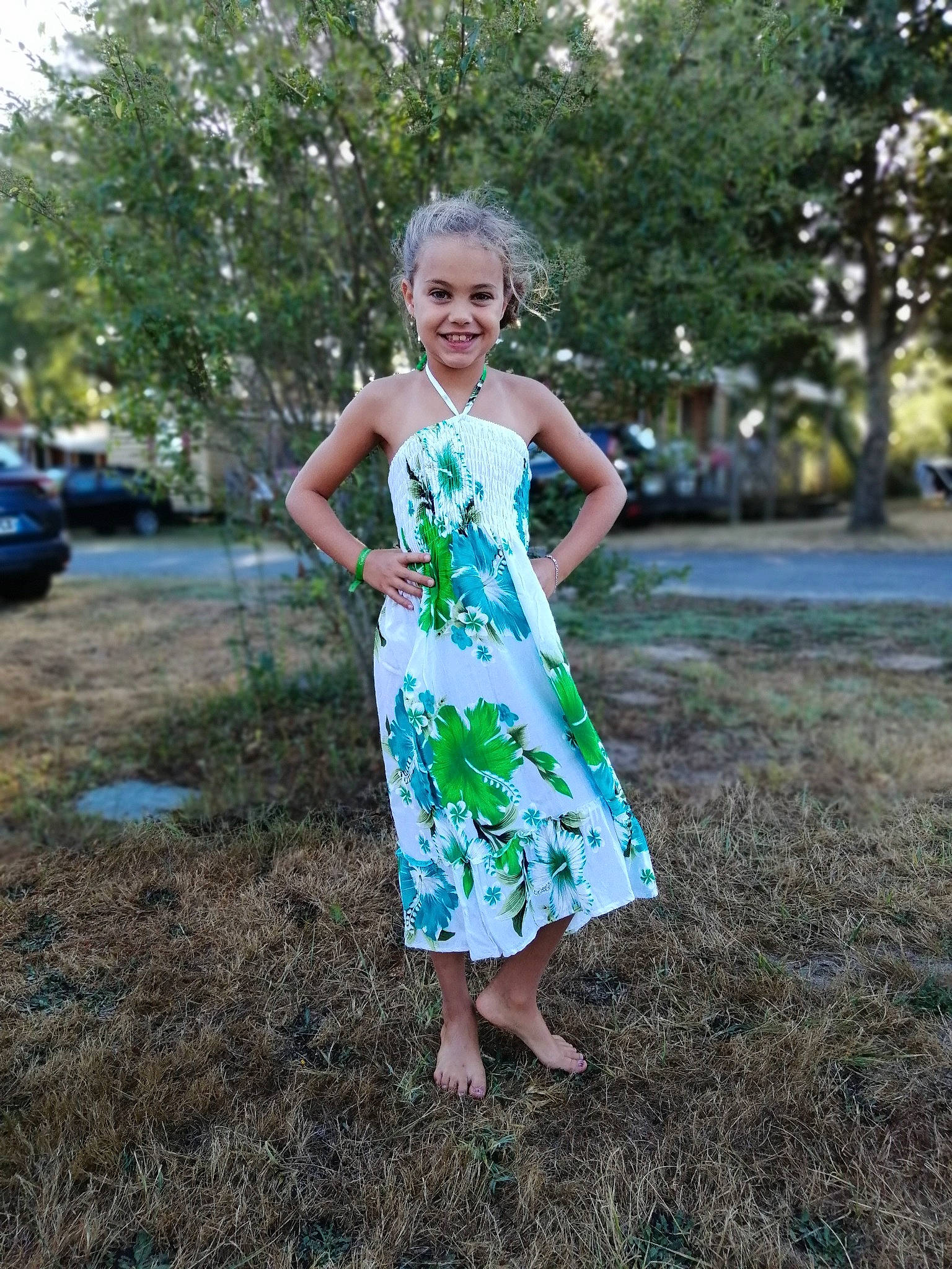Taylis a rejoint le concours — aidez-le/la à gagner de superbes lots ! a_line, bridal_party_dress, child, clothing, day_dress, dress, footwear, formal_wear, grass, green, joy, pattern, person, plant, shoe, style, summer, turquoise, waist, wildflower