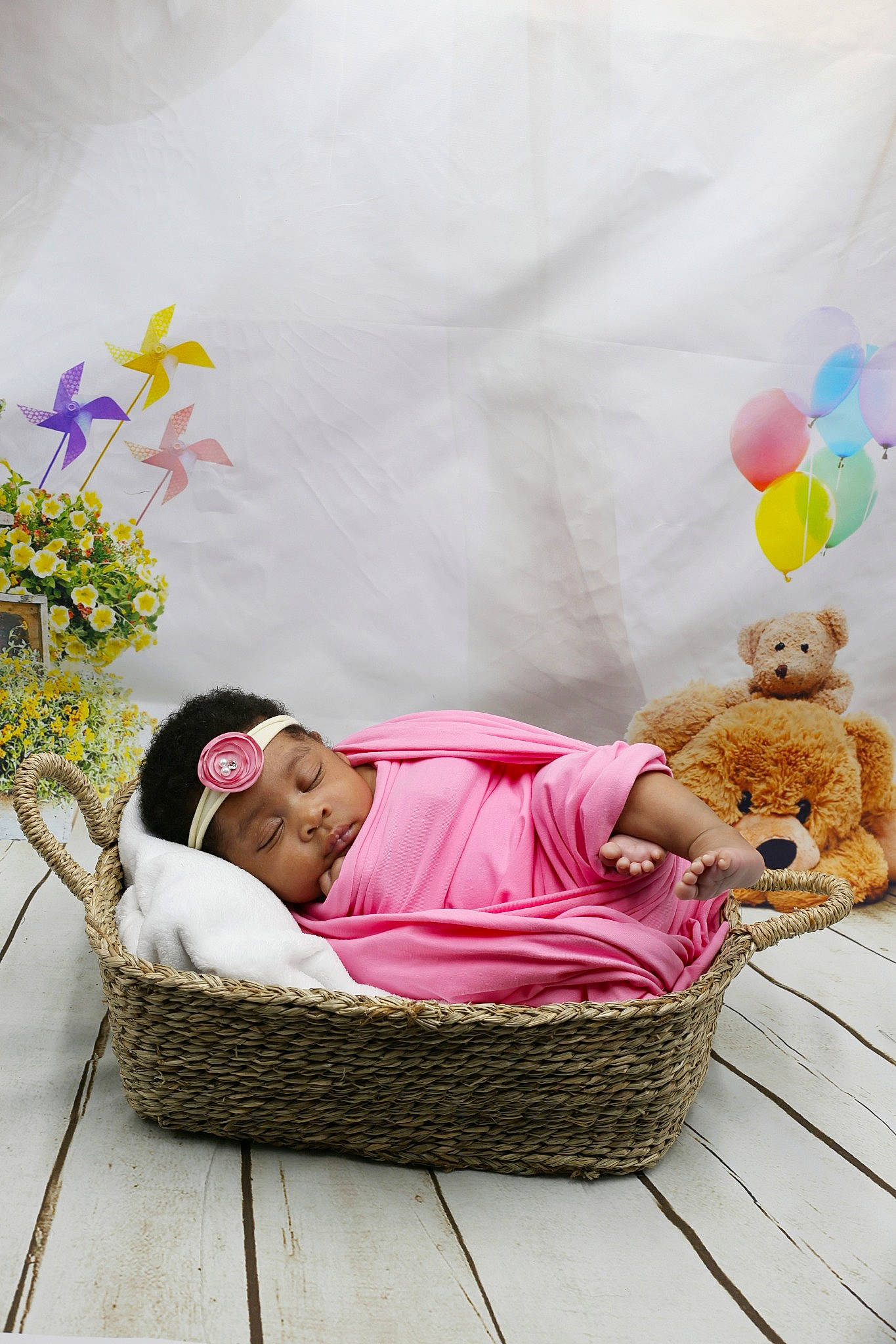 Dialla a rejoint le concours — aidez-le/la à gagner de superbes lots ! baby, basket, child, comfort, flower, furniture, happy, headwear, home_accessories, person, pink, plant, product, room, teddy_bear, toddler, wicker, yellow