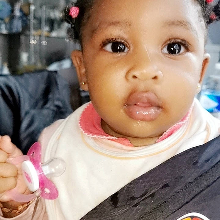 Dialla a rejoint le concours — aidez-le/la à gagner de superbes lots ! baby, beauty, cheek, child, chin, eating, eye, eyebrow, face, forehead, hair, head, human, lip, mouth, nose, person, pink, skin, smile