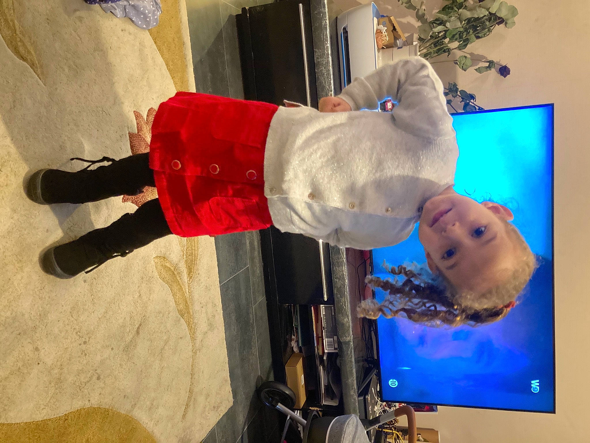 Miyah a rejoint le concours — aidez-le/la à gagner de superbes lots ! cable_television, carmine, computer_monitor, display_device, electric_blue, event, flat_panel_display, fun, home_appliance, human_leg, lcd_tv, led_backlit_lcd_display, machine, multimedia, person, smile, television, television_program, television_set, tree