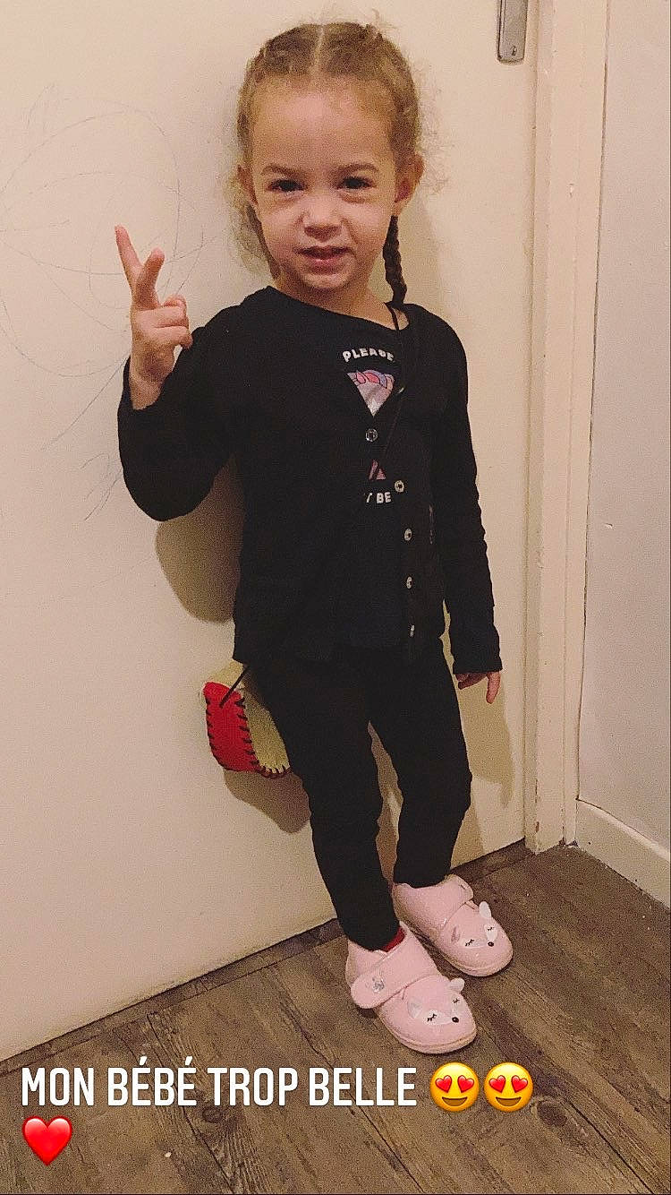 Miyah a rejoint le concours — aidez-le/la à gagner de superbes lots ! baby_toddler_clothing, blazer, child, face, fashion_design, flooring, formal_wear, gesture, hand, joint, knee, neck, person, sleeve, sportswear, standing, t_shirt, thigh, toddler, waist