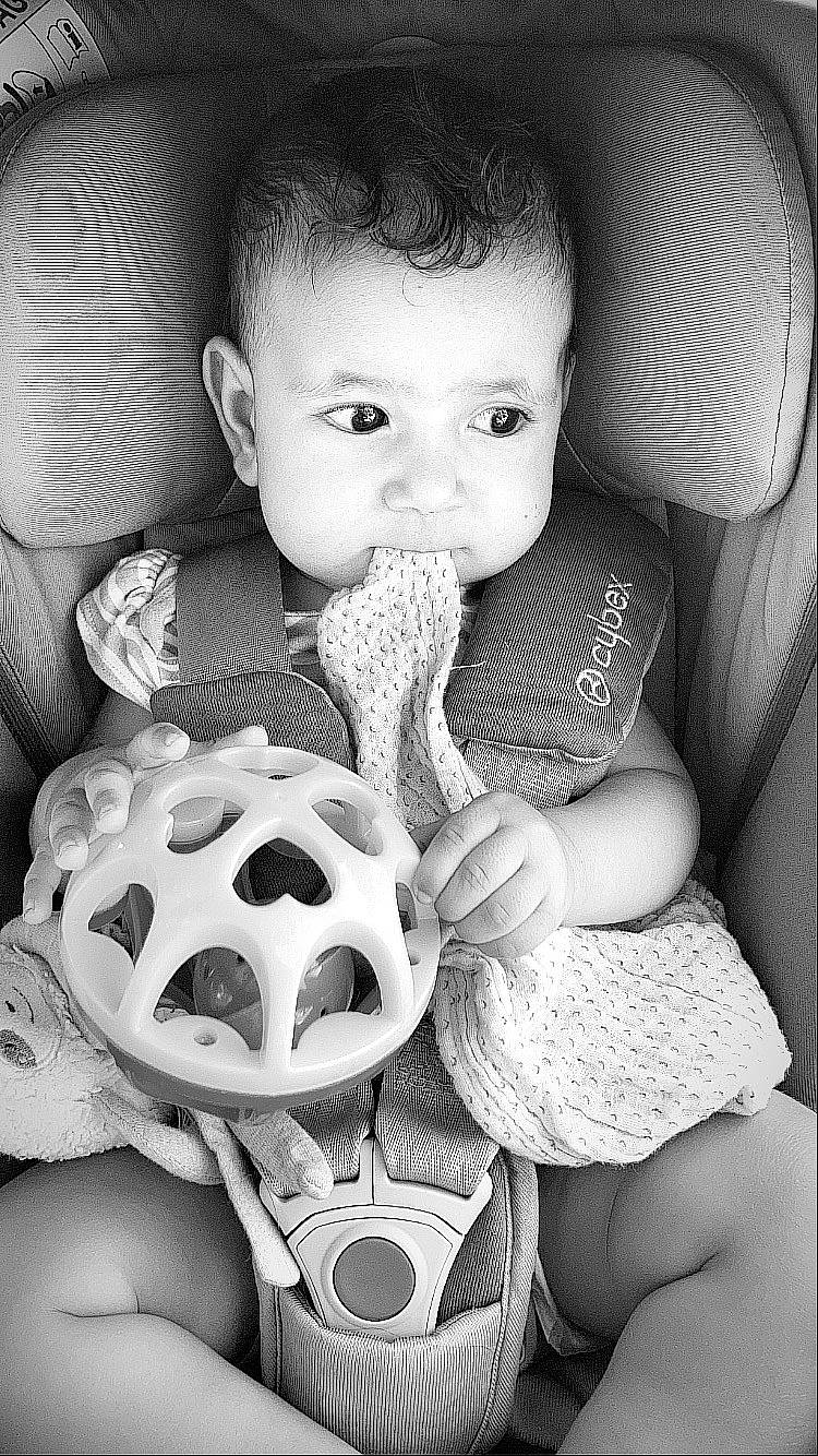 Priya a rejoint le concours — aidez-le/la à gagner de superbes lots ! black, black_and_white, child, cool, eye, eyelash, facial_expression, finger, flash_photography, hand, happy, head, headgear, monochrome, organ, person, photograph, skin, style, toddler