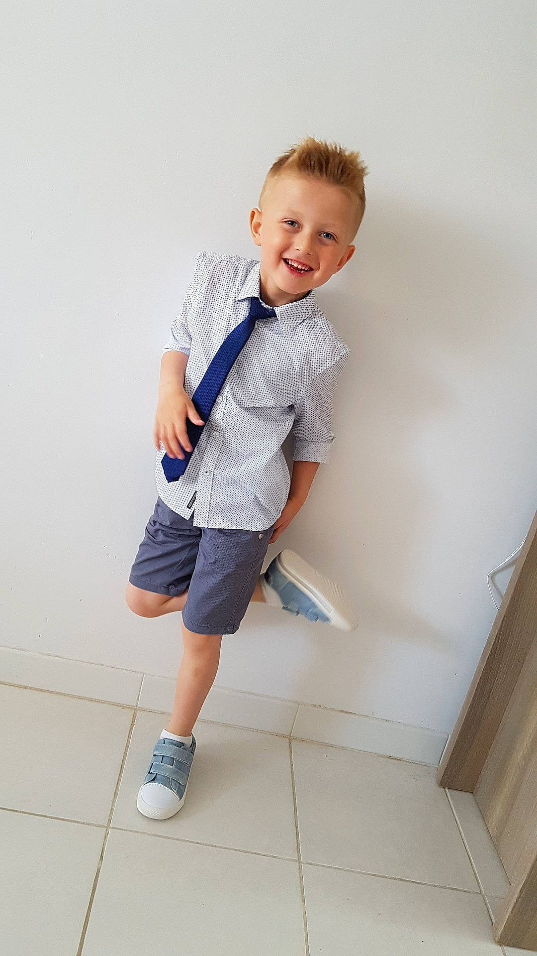 Gabriel participe au concours pour gagner de l'argent avec cette photo : blue, boy, child, footwear, fun, jeans, joint, joy, leg, material, outerwear, person, shoe, shorts, shoulder, sitting, sleeve, smile, standing, t_shirt
