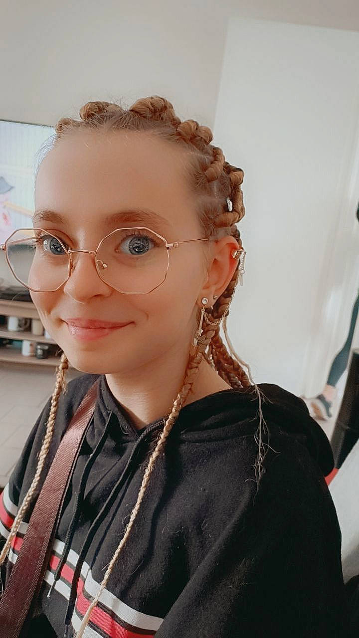 Lena a rejoint le concours — aidez-le/la à gagner de superbes lots ! audio_equipment, black_hair, blond, ear, earrings, eyebrow, eyelash, eyewear, fashion_design, forehead, fun, glasses, goggles, jewellery, joy, long_hair, makeover, necklace, person, smile