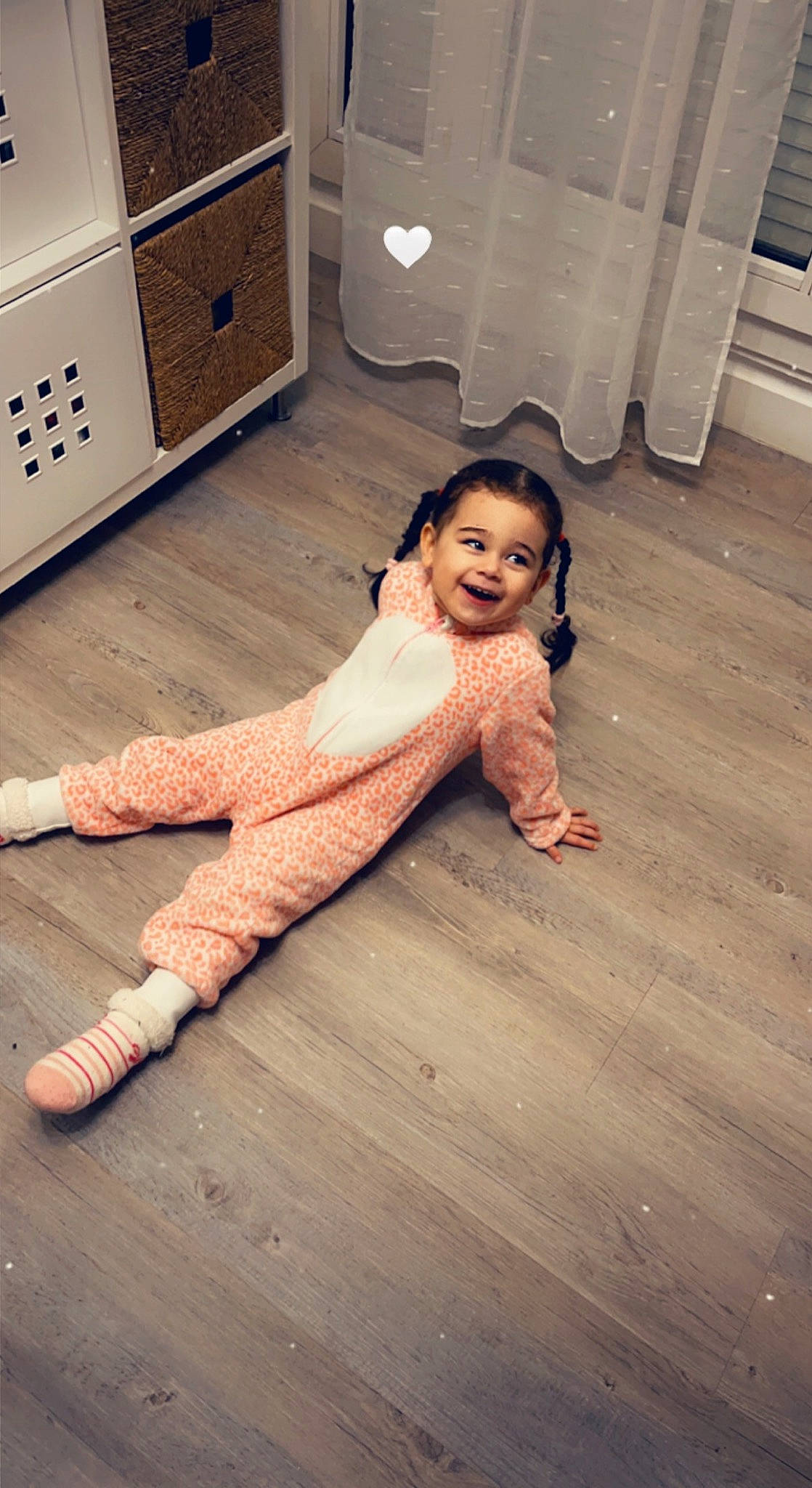 Giulya a rejoint le concours — aidez-le/la à gagner de superbes lots ! barefoot, flash_photography, floor, flooring, foot, fun, happy, hardwood, home_appliance, human_leg, joy, knee, laminate_flooring, person, shoulder, skin, smile, thigh, toddler, varnish