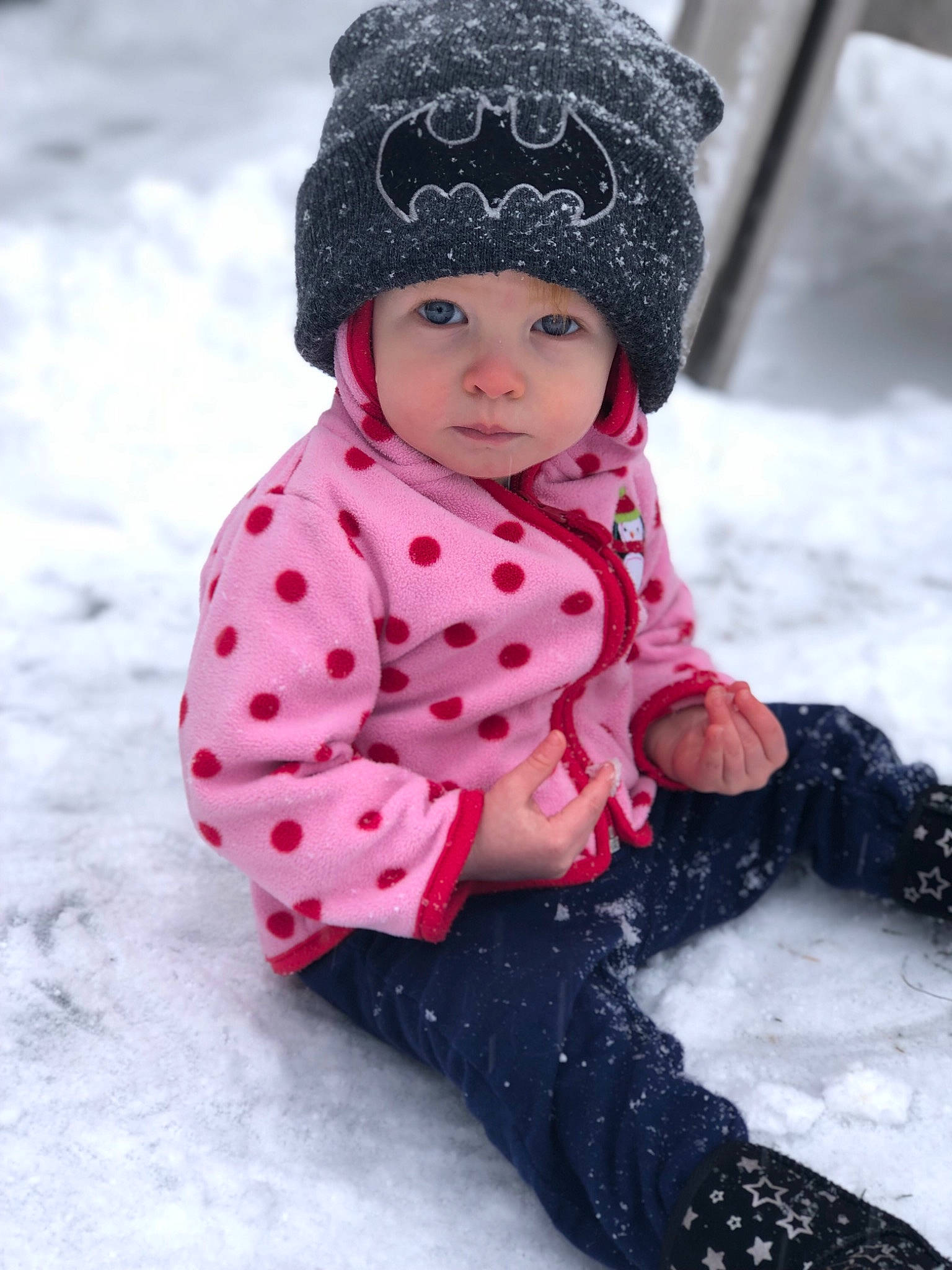Isadora is registered to the contest to win money with this photo: baby, baby_toddler_clothing, beanie, bonnet, cap, child, crochet, fashion_accessory, freezing, headgear, headwear, knit_cap, outerwear, pattern, person, play, playing_in_the_snow, snow, toddler, winter
