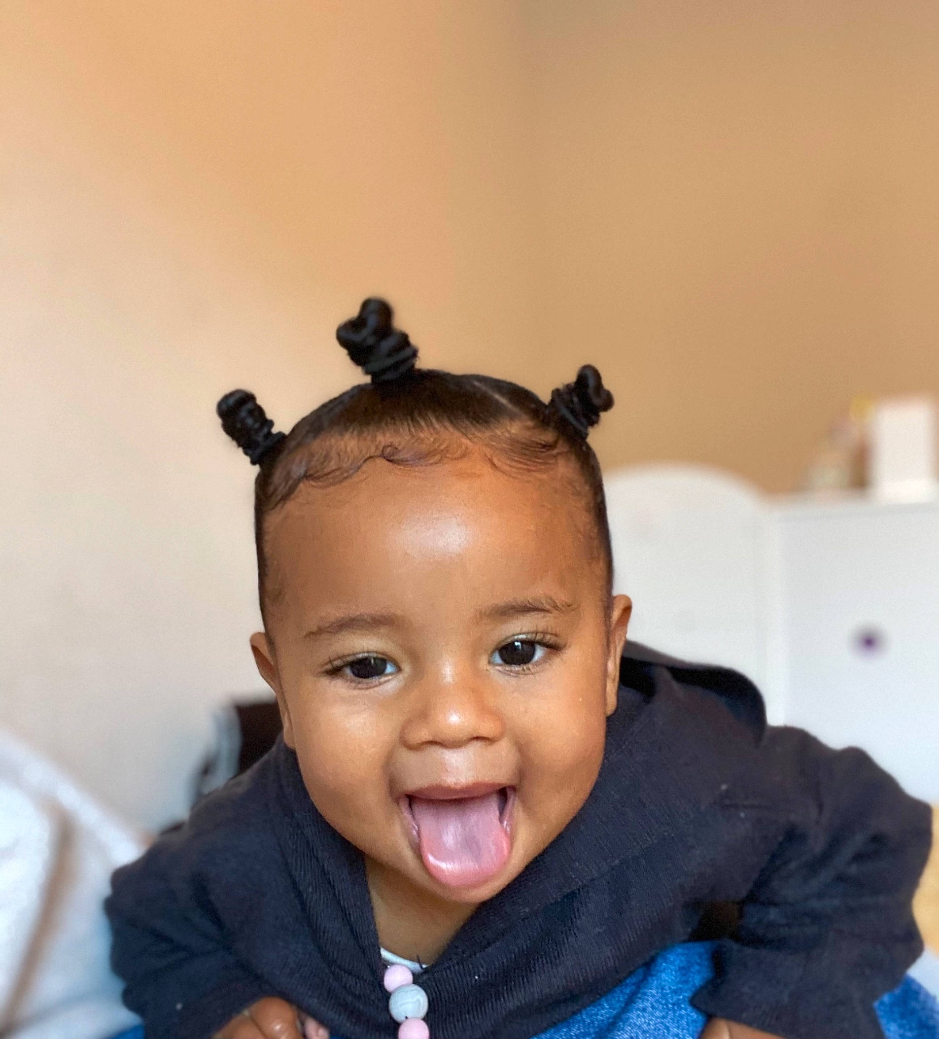 Anaïa a rejoint le concours — aidez-le/la à gagner de superbes lots ! audio_equipment, baby_toddler_clothing, black_hair, cheek, ear, eye, eyebrow, eyelash, flash_photography, forehead, fun, gesture, happy, headgear, hearing, neck, outerwear, person, sleeve, smile