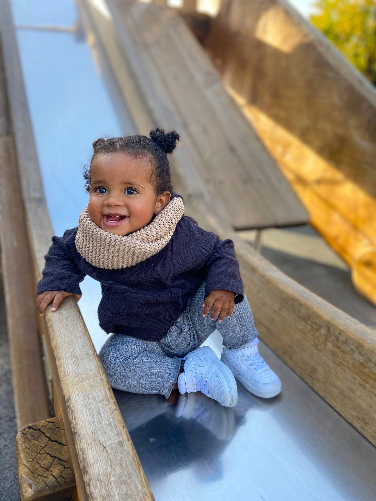 Anaïa a rejoint le concours — aidez-le/la à gagner de superbes lots ! baby_toddler_clothing, child, city, denim, flooring, fun, happy, jewellery, joy, leisure, person, recreation, sitting, sleeve, smile, street_fashion, t_shirt, toddler, travel, vacation