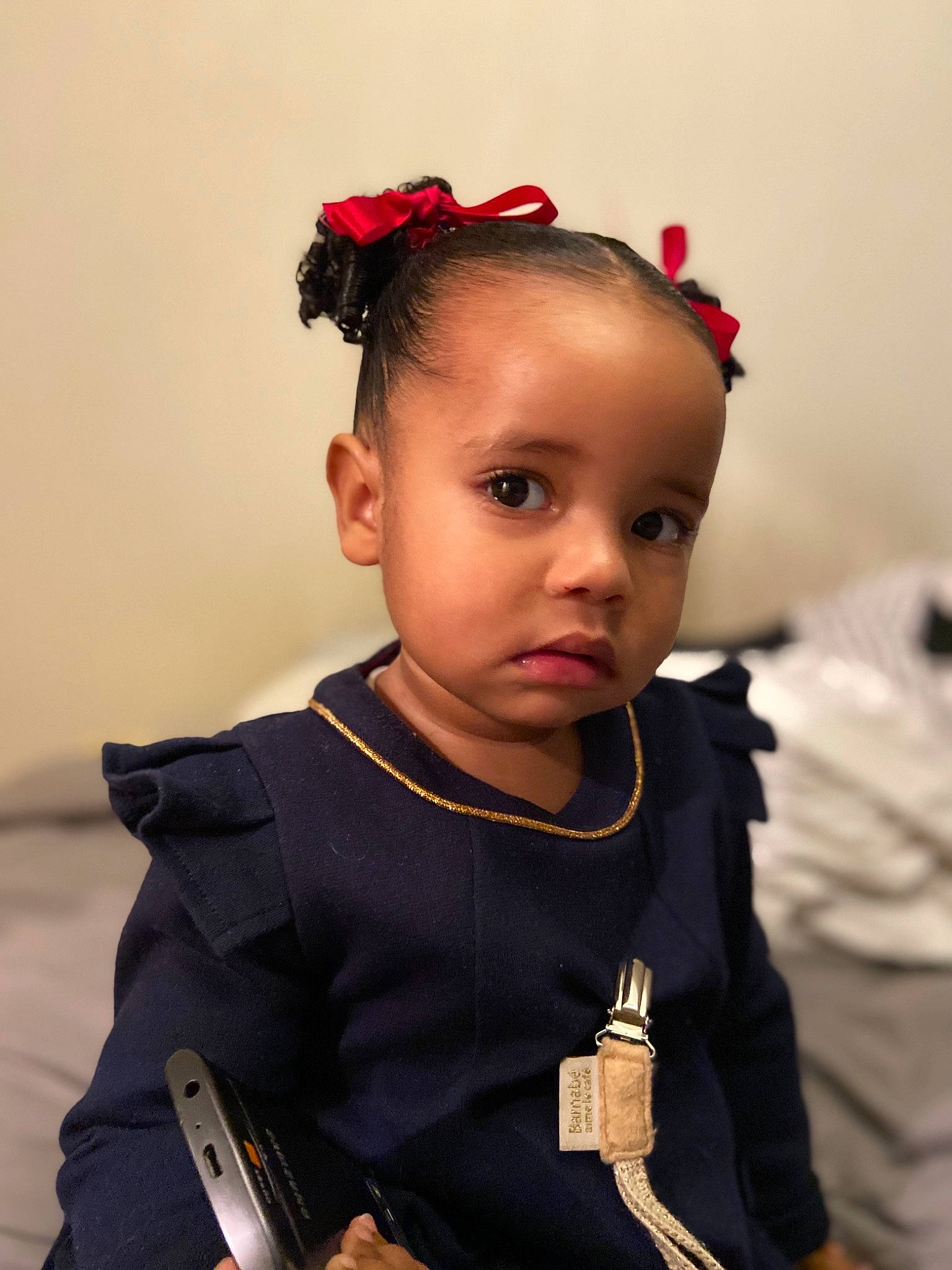 Anaïa participe au concours pour gagner de l'argent avec cette photo : baby, baby_toddler_clothing, cheek, child, dress, event, eye, fashion_accessory, fashion_design, gesture, happy, head, headband, headpiece, human_body, jewellery, neck, outerwear, person, sleeve