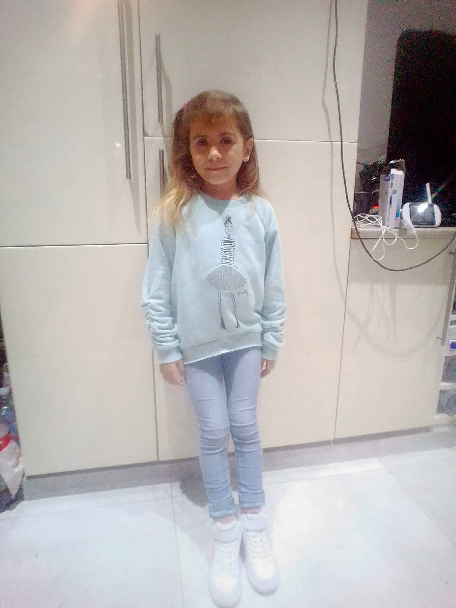 Névenka participe au concours pour gagner de l'argent avec cette photo : child, clothing, denim, footwear, jeans, joint, knee, leg, outerwear, person, shoe, shoulder, sleeve, smile, snapshot, standing, t_shirt, textile, toddler, trousers