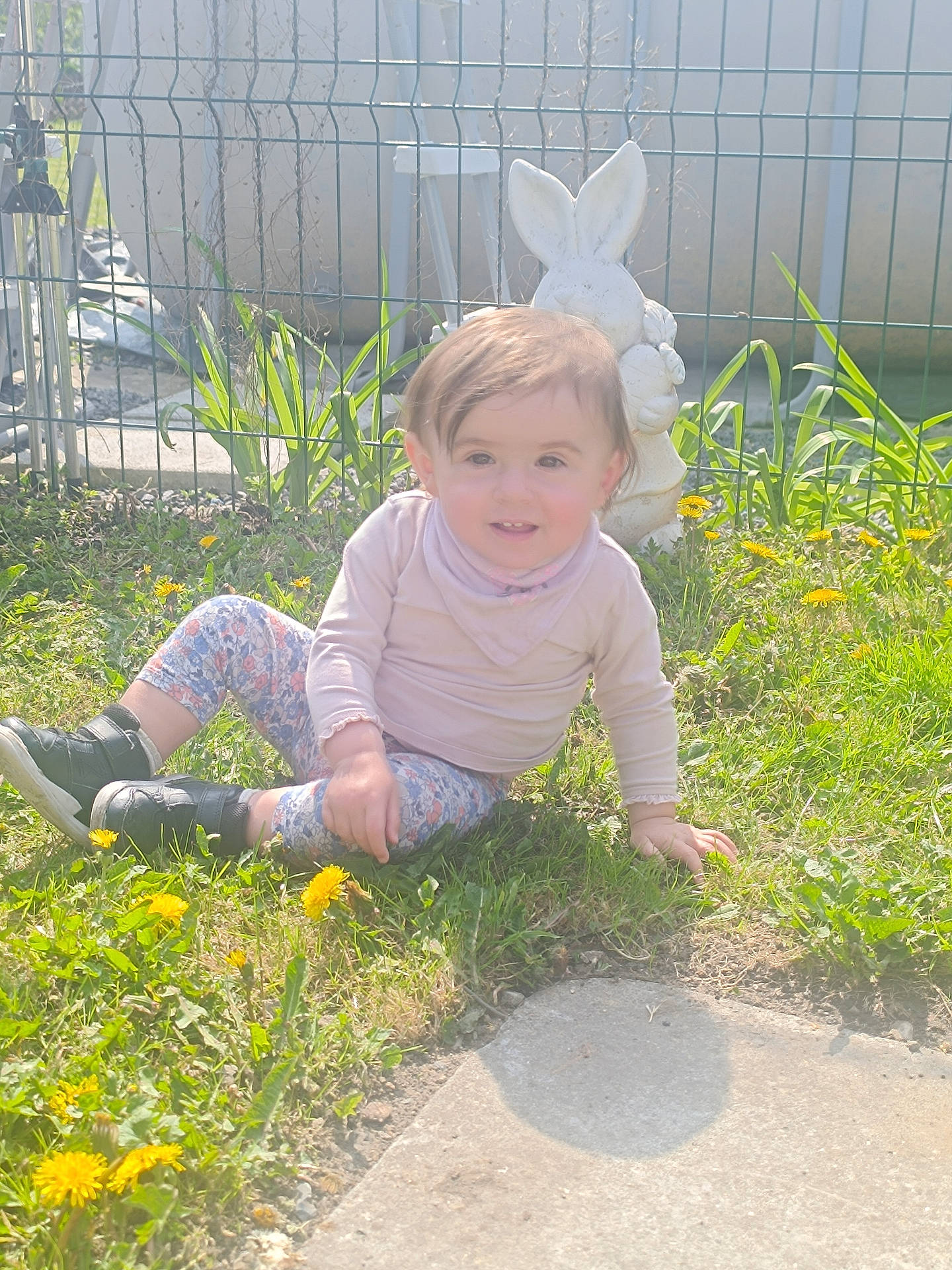 Romance a rejoint le concours — aidez-le/la à gagner de superbes lots ! baby, backyard, clothing, face, flower, garden, grass, head, herbal, herbs, nature, outdoors, pants, person, petal, photography, plant, portrait, sitting, yard