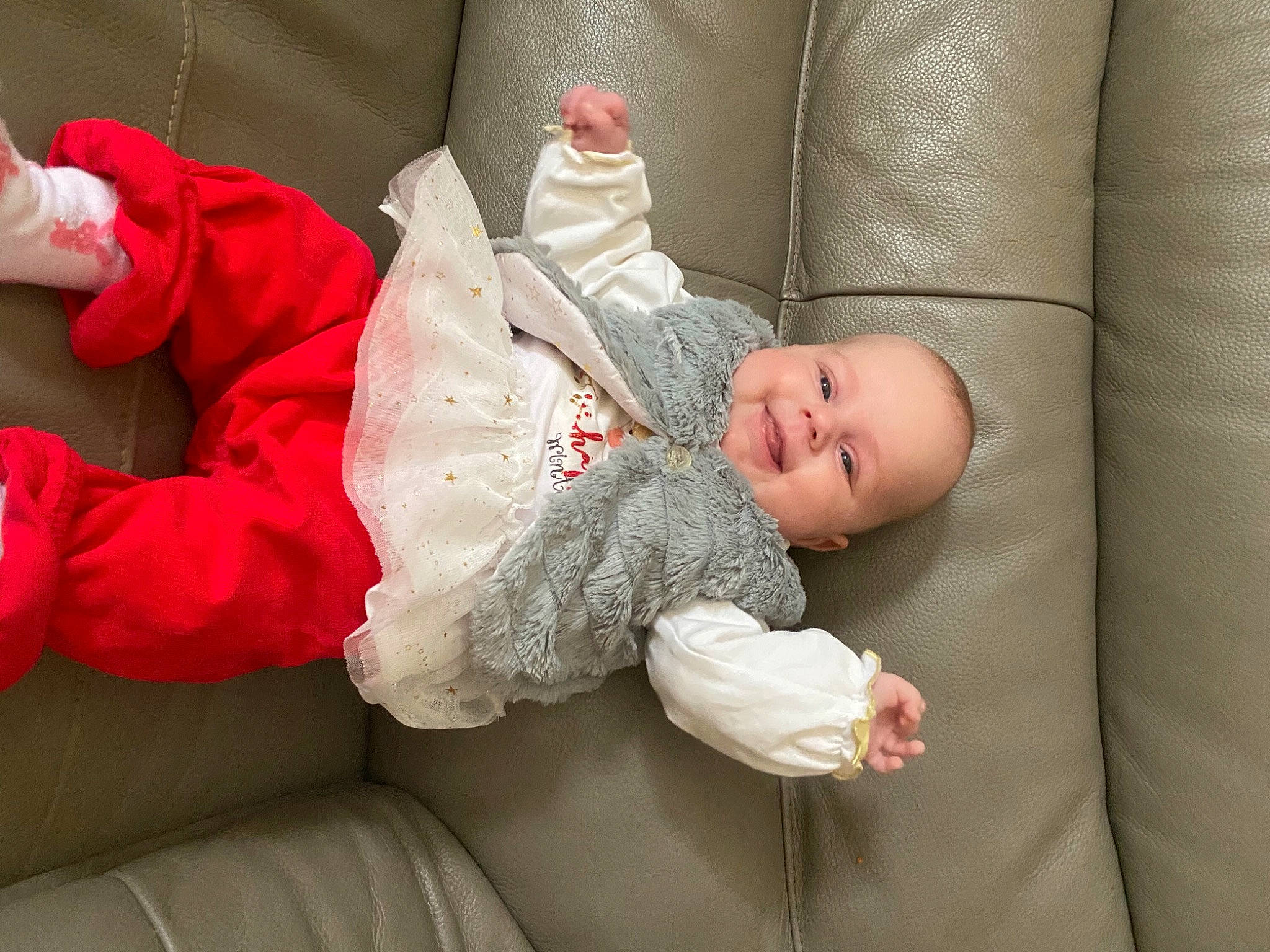 Emy a rejoint le concours — aidez-le/la à gagner de superbes lots ! baby, baby_products, baby_toddler_clothing, cheek, child, comfort, finger, hand, joy, person, skin, sock, toddler