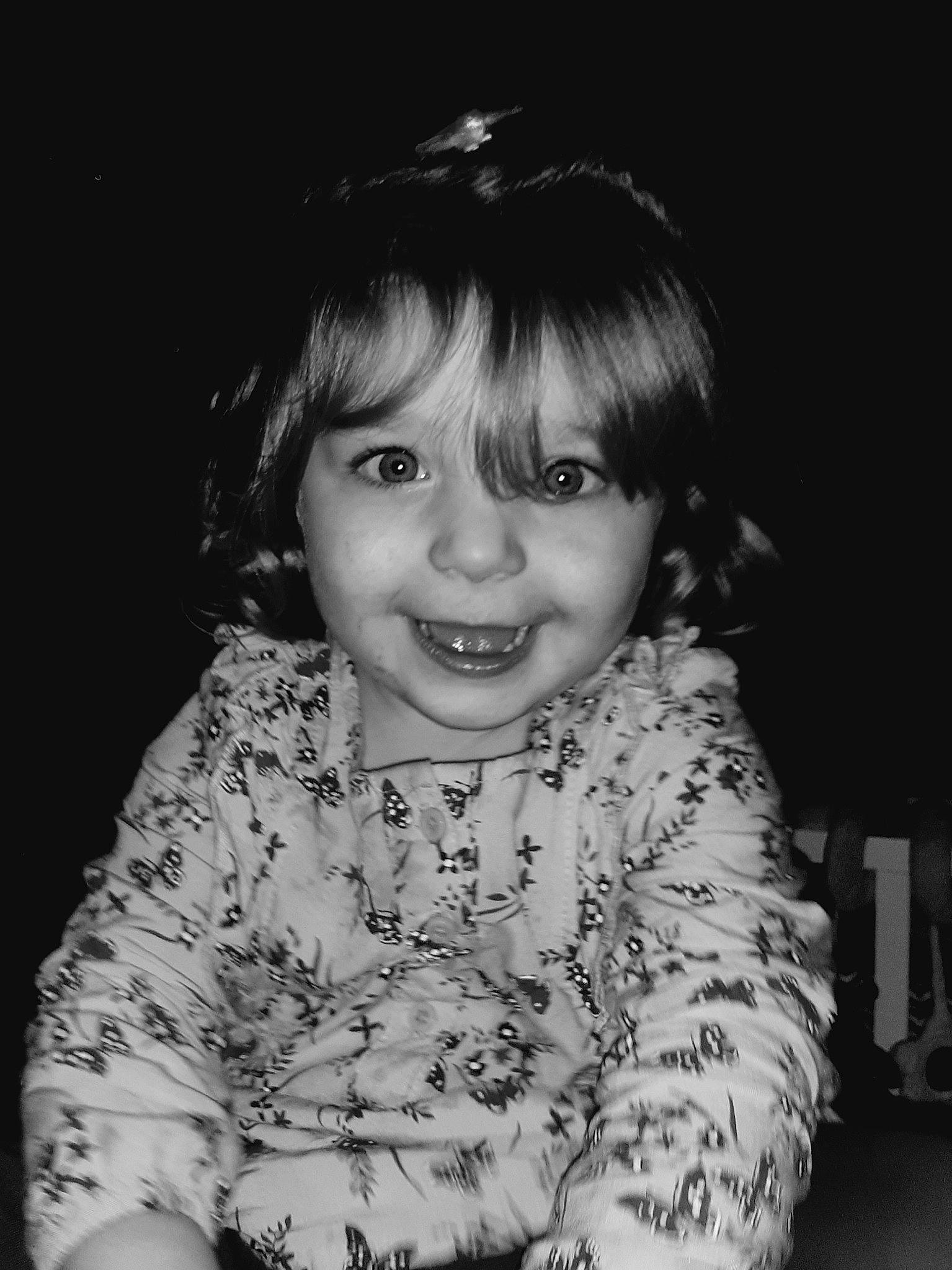 Maëlys participe au concours pour gagner de l'argent avec cette photo : black, black_and_white, cheek, child, eye, face, facial_expression, fun, head, iris, joy, lip, monochrome, monochrome_photography, person, photograph, photography, portrait, portrait_photography, smile