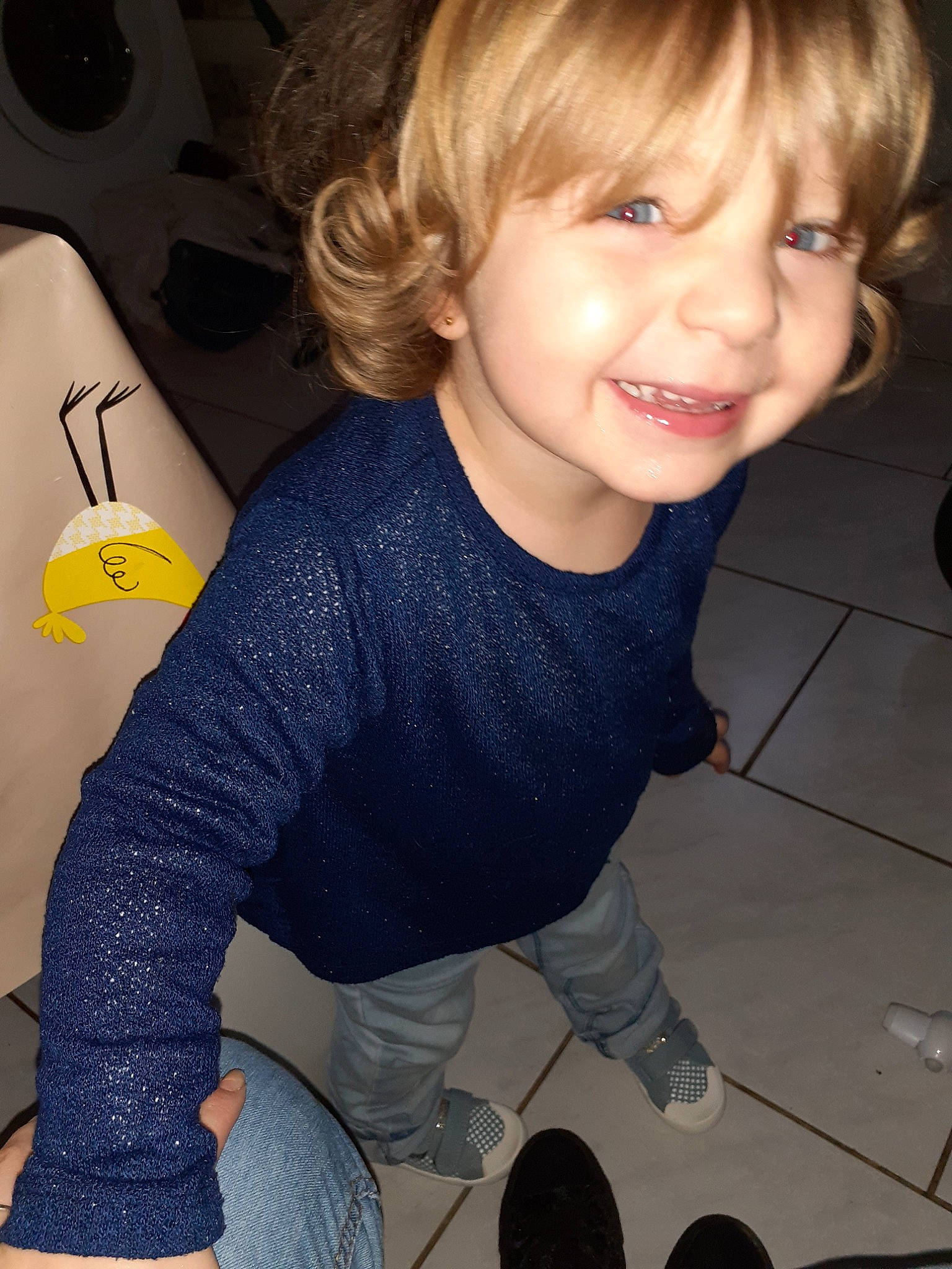 Maëlys participe au concours pour gagner de l'argent avec cette photo : arm, blond, brown_hair, cheek, child, child_model, cool, face, fun, hair, hairstyle, jeans, joy, long_hair, nose, person, play, smile, surfer_hair, t_shirt