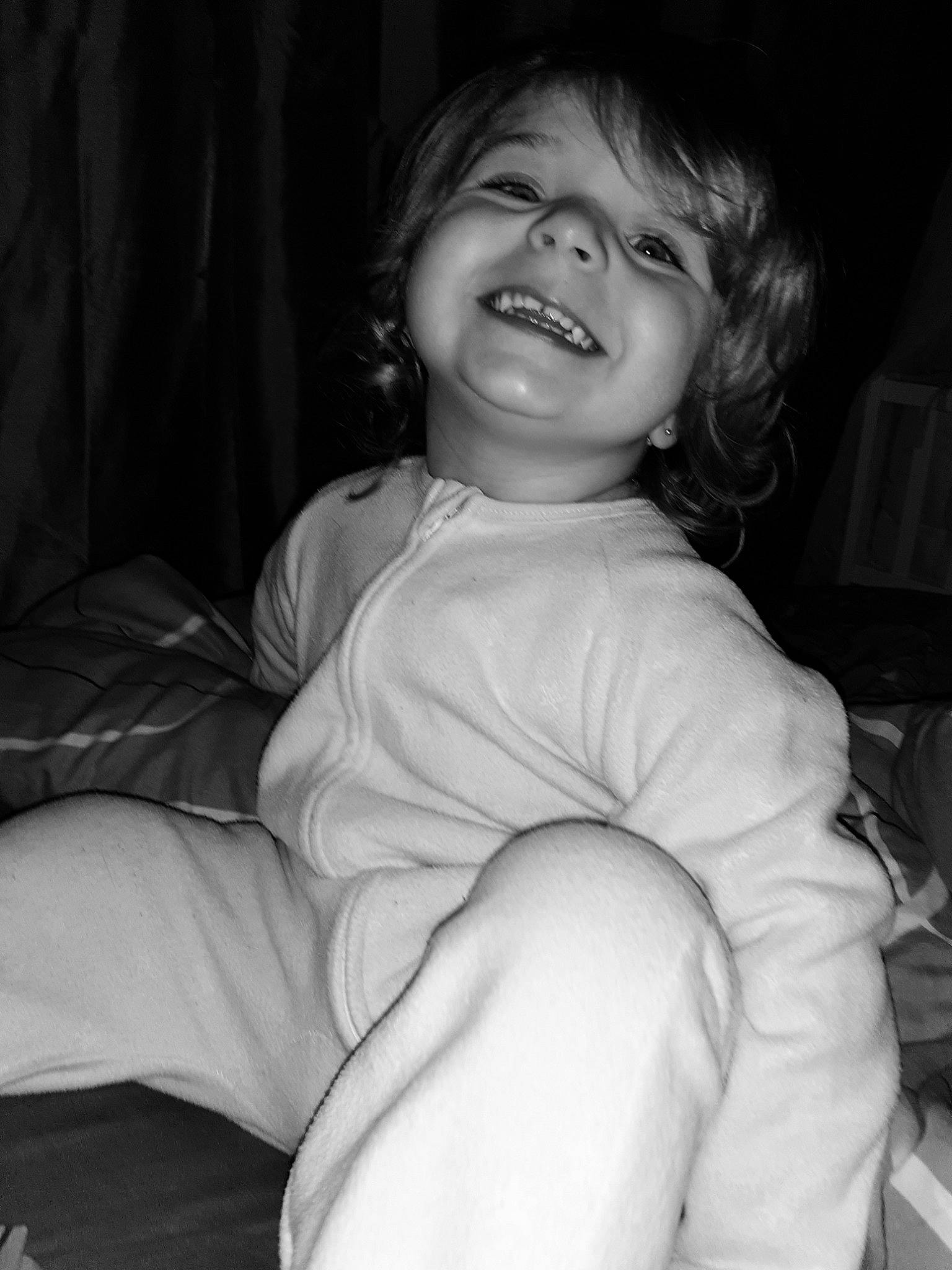 Maëlys a rejoint le concours — aidez-le/la à gagner de superbes lots ! arm, beauty, black, black_and_white, cheek, child, chin, eye, face, facial_expression, fun, head, joy, leg, lip, monochrome, nose, person, sitting, skin