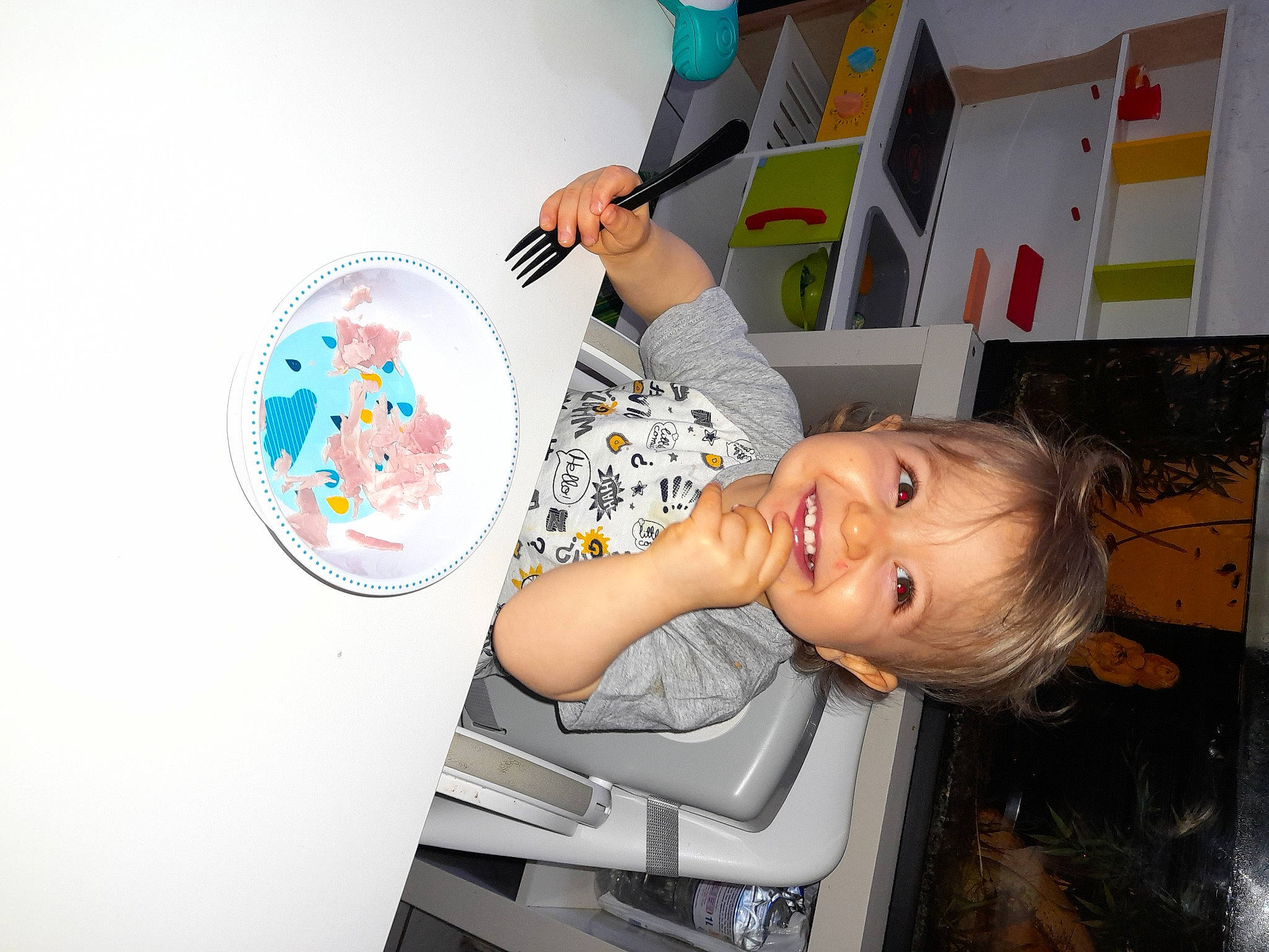 Gabriel a rejoint le concours — aidez-le/la à gagner de superbes lots ! art, ceiling, child, circle, fun, hand, happy, illustration, joy, kitchen, major_appliance, paint, person, play, refrigerator, room, shelf, smile, space, t_shirt